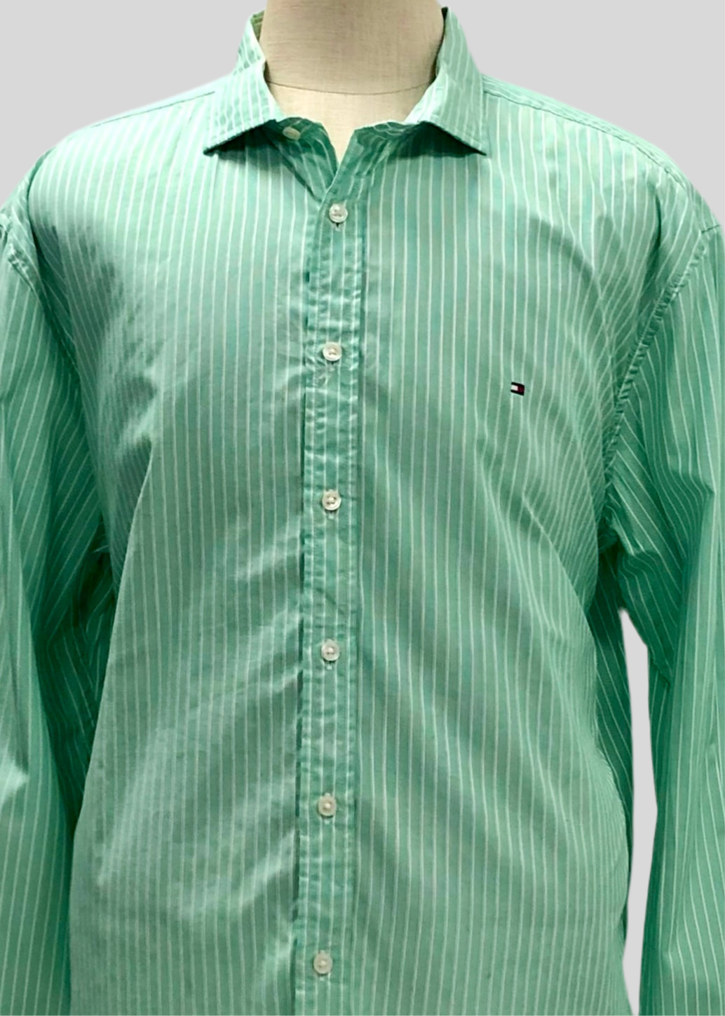 Camisa de botones Tommy Hilfiger 🇺🇸 color verde claro con patrón de rayas en color blanco Talla XXL Entalle Regular