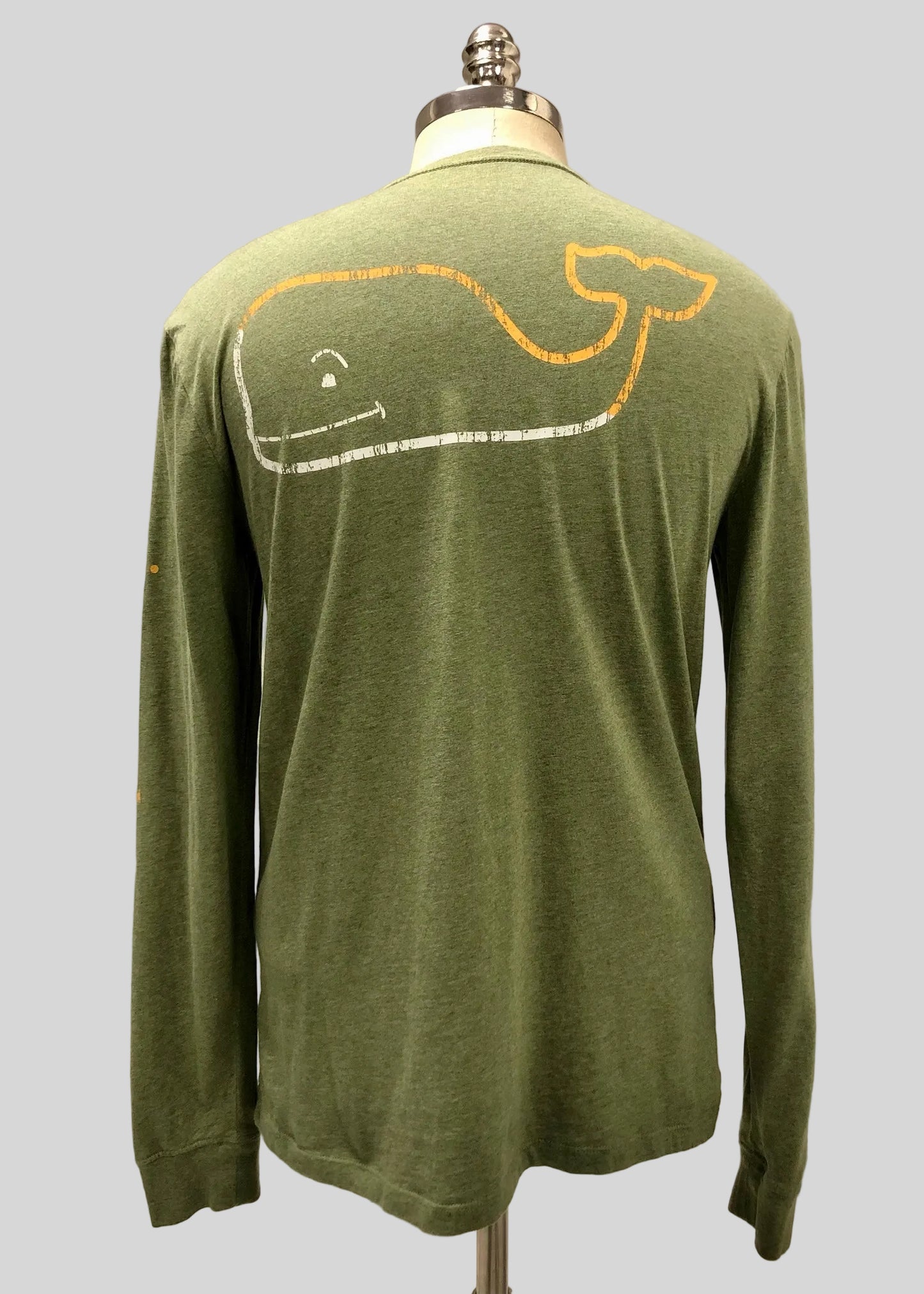 Camiseta cuello redondo Vineyard Vines 🐳 color verde oliva con logo de ballena Talla S