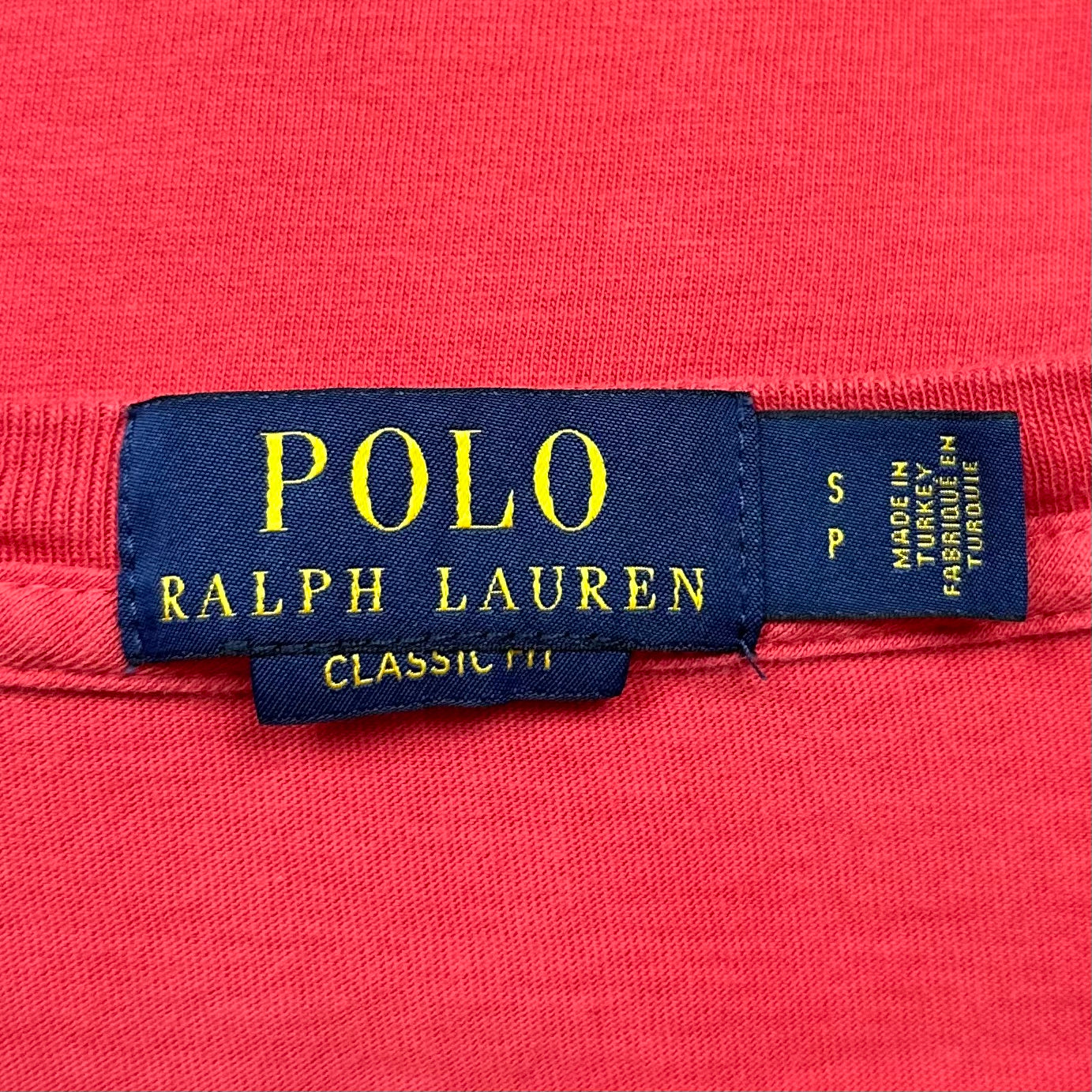 Camiseta cuello redondo Polo Ralph Lauren 🏇🏼 color rosado magenta y logo estampado en azul Talla S Entalle Clásico