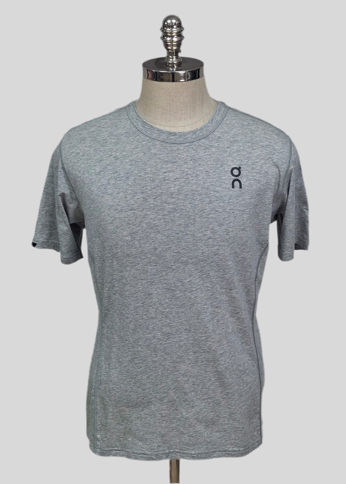 Camiseta de cuello redondo On Running 🏃🏻‍♂️ color gris claro con logo reflectante en color negro Talla M