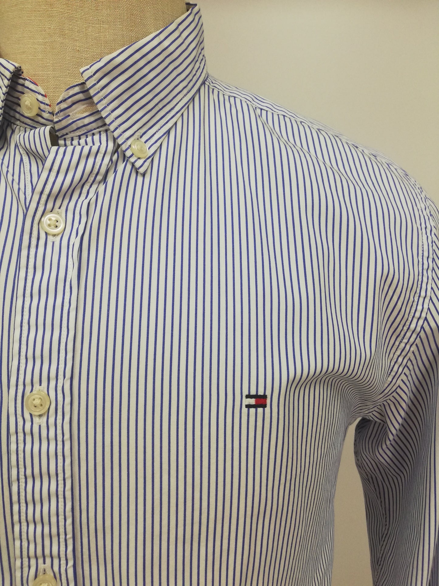 Camisa de botones Tommy Hilfiger 🇺🇸 en color blanco con rayas en color azul Talla M Entalle Regular (ver descripción)