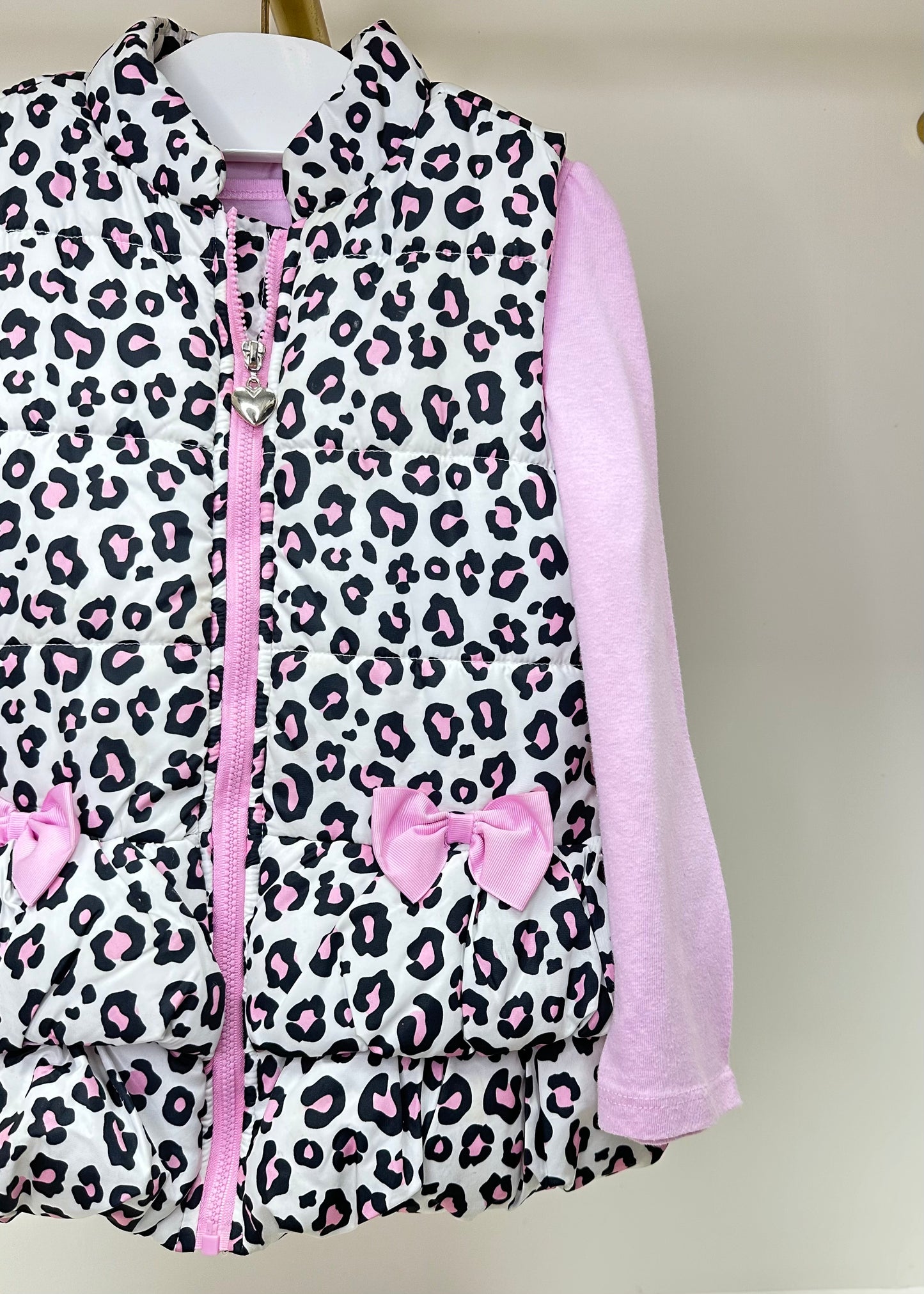 Chaleco acolchado (puffer) de niña Kids Headquarters🌆 Con diseño de animal print blanco rosado y negro Talla 6