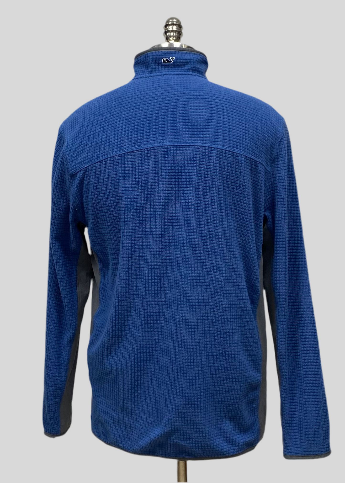 Sueter Jersey Vineyard Vines 🐳 color azul y mangas en gris Talla M