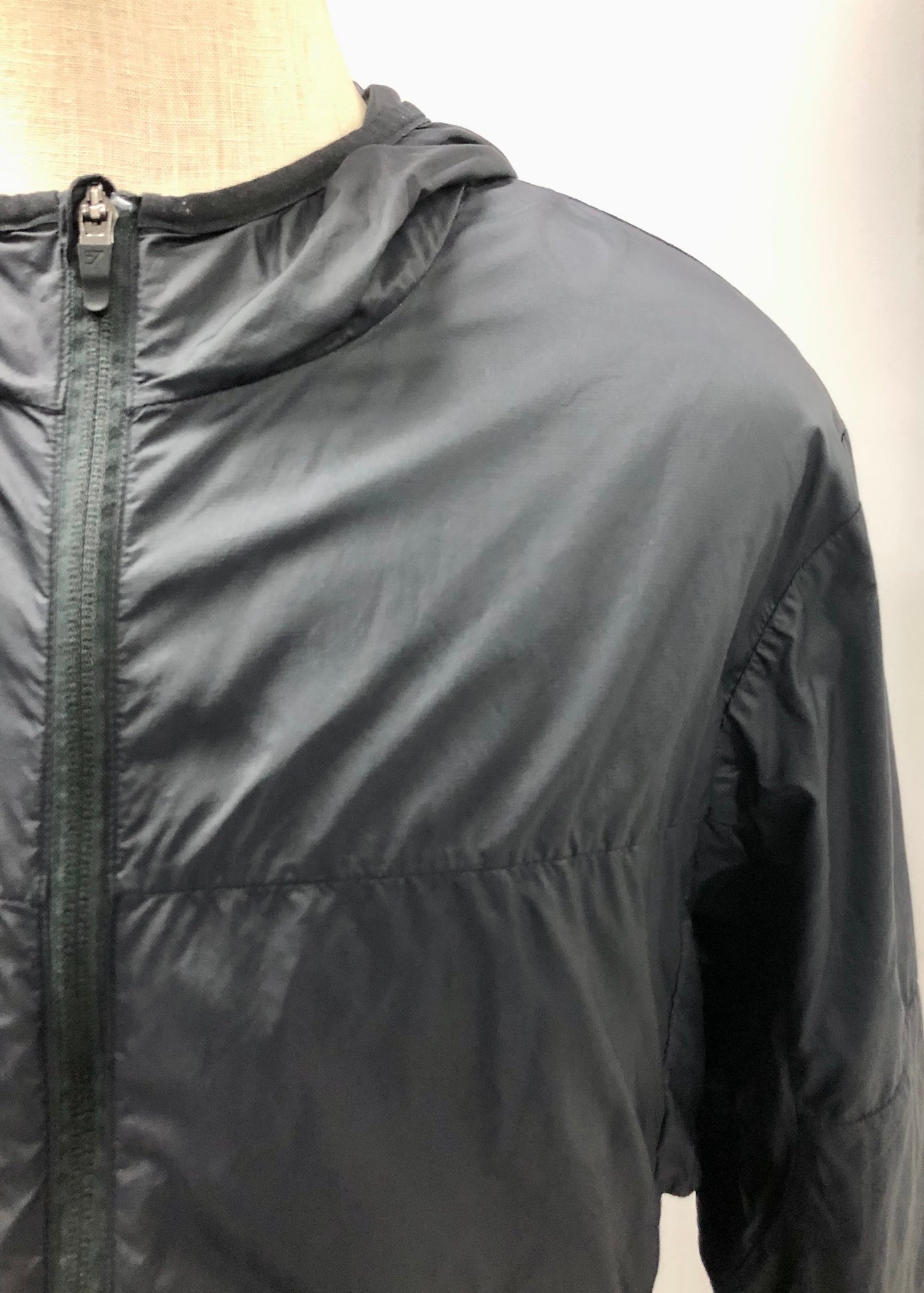Jacket con capucha Gymshark 🦈 Impermeable color negro y con zíper completo Talla XXL