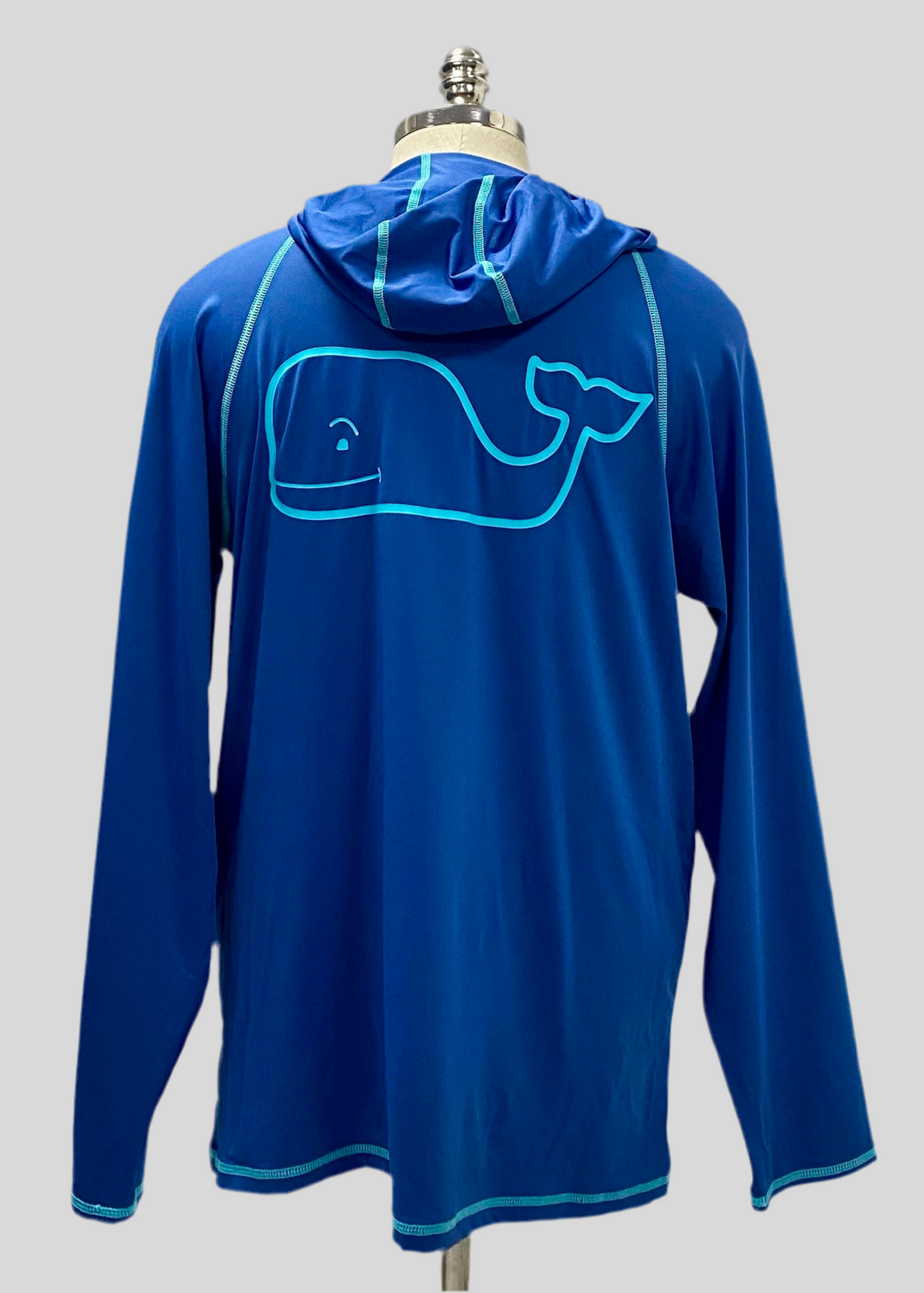Camiseta con capucha Vineyard Vines 🐳 Tela Performance color azul y logo en turquesa Talla M Entalle Regular