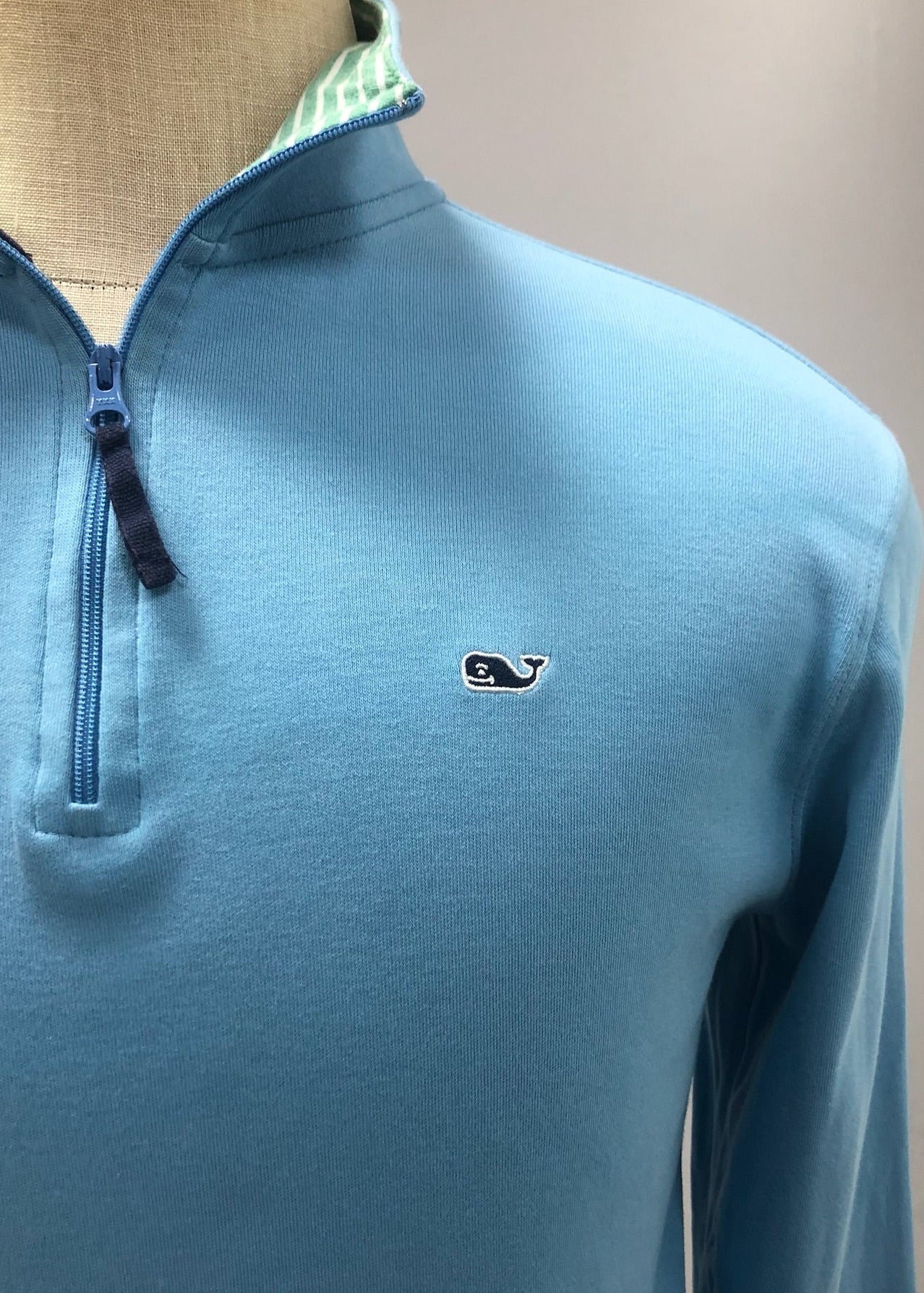 Sueter Jersey Vineyard Vines 🐳 color celeste con logo azul navy Tela algodón Pima Talla S (ver descripción)