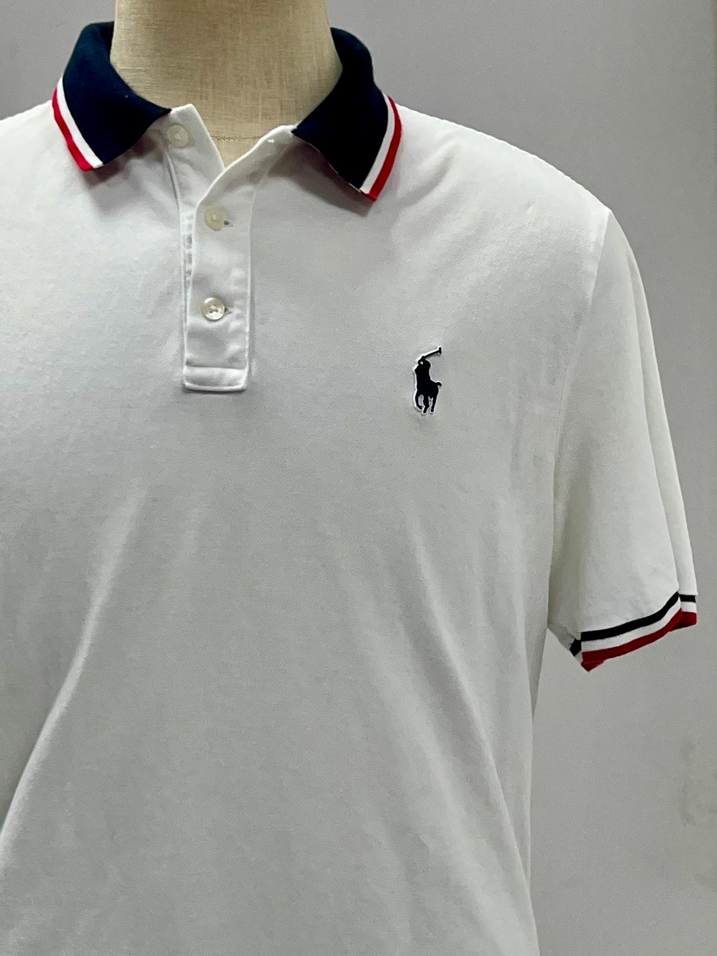 Camiseta Polo Ralph Lauren 🏇🏼 color blanco con diseño en azul y rojo Talla L Entalle Clásico