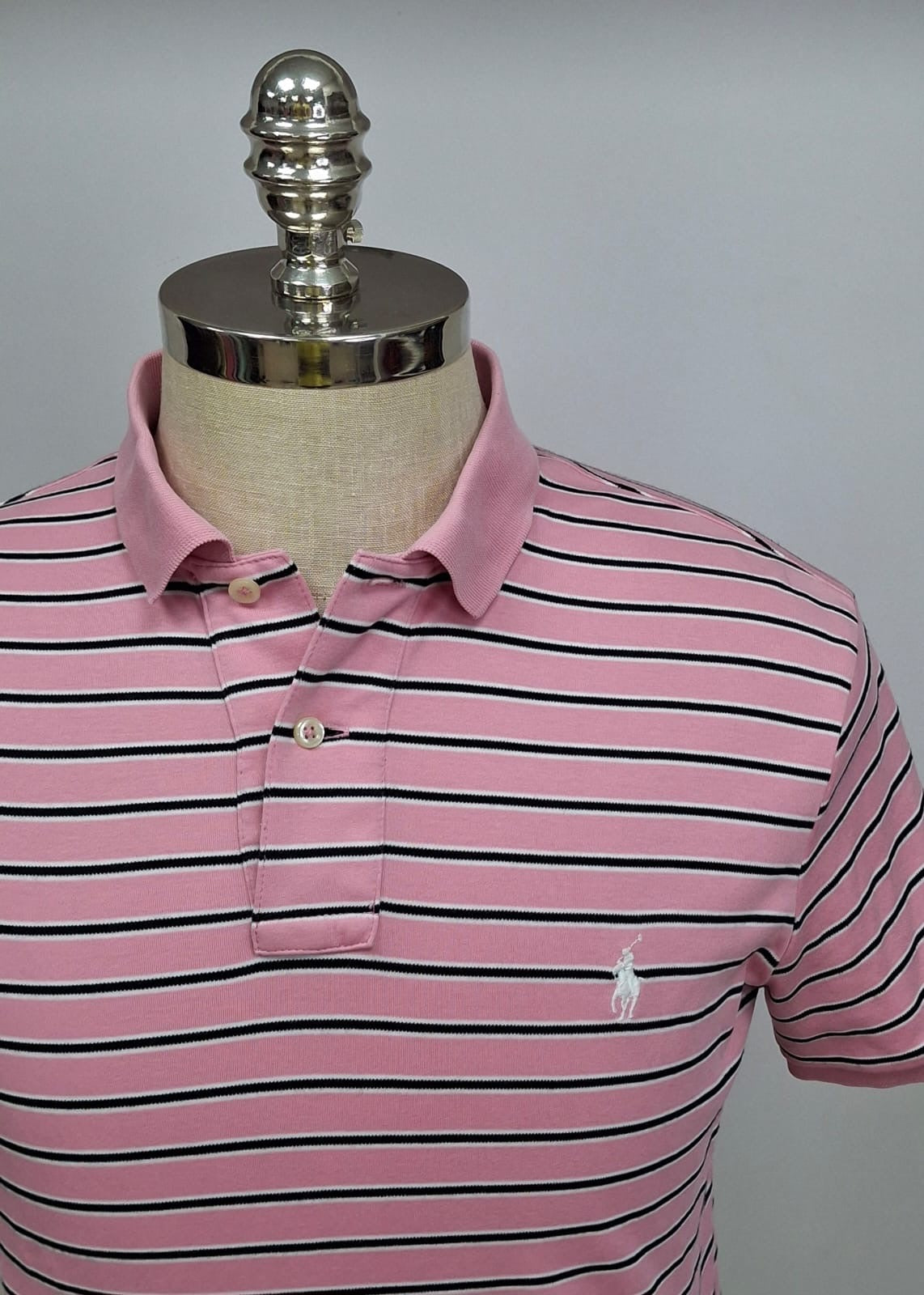 Camiseta Polo Ralph Lauren 🏇🏼 color rosado con patrón de rayas color negro y blanco Talla M Entalle Regular