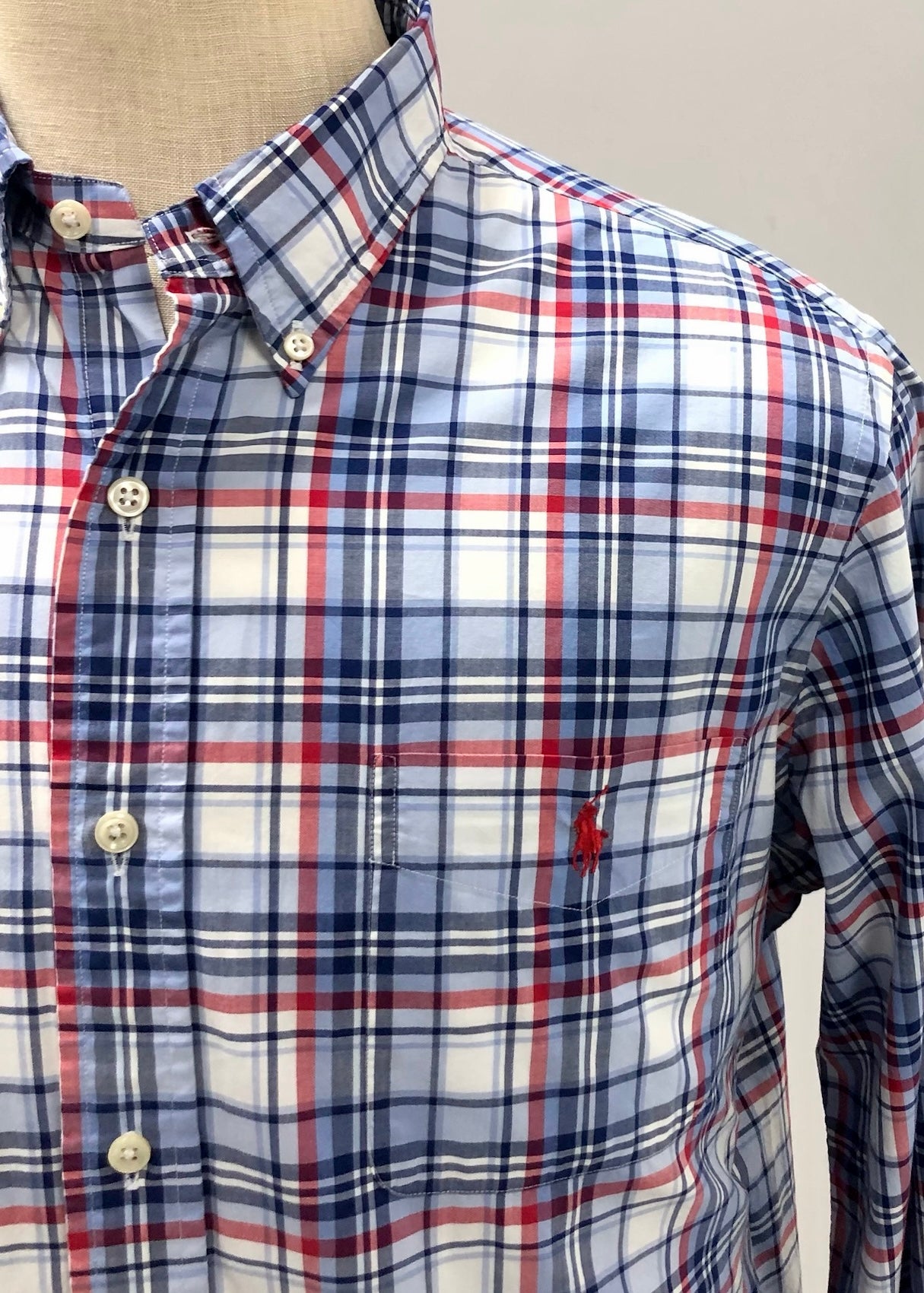 Camisa de botones Polo Ralph Lauren 🏇🏼 color blanco con patron de cuadros rojo y azul Talla L Entalle Regular