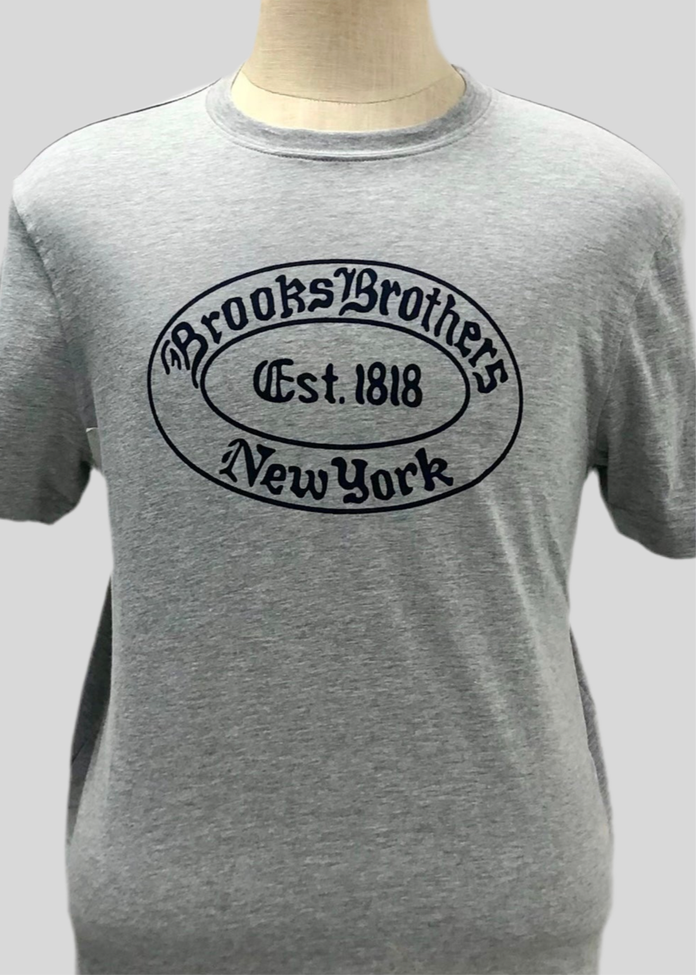Camiseta cuello redondo Brooks Brothers 🐑 color gris claro y logo en azul navy Talla S