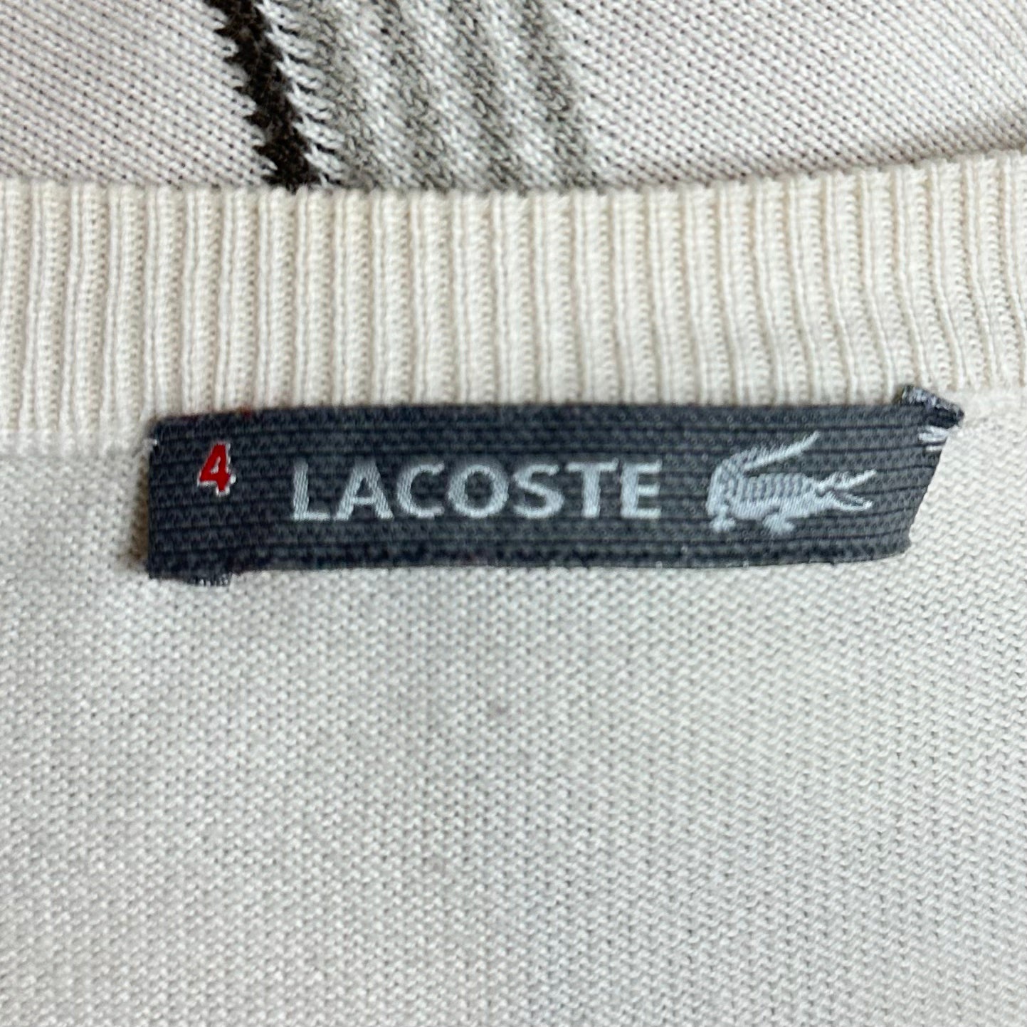 Sueter Jersey con cuello V Lacoste 🐊 color crema con patrón de líneas grises Talla M