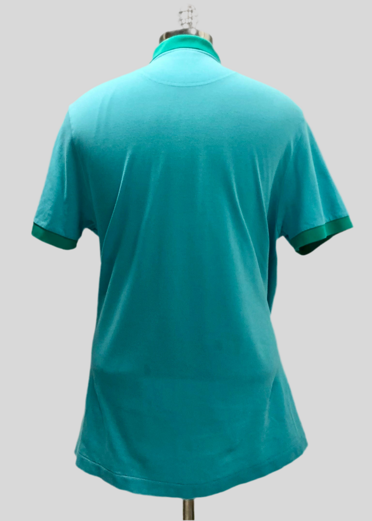 Camiseta Polo Lacoste 🐊 color turquesa con diseño en cuello y manga color verde Talla XL Entalle Regular (ver descripción)