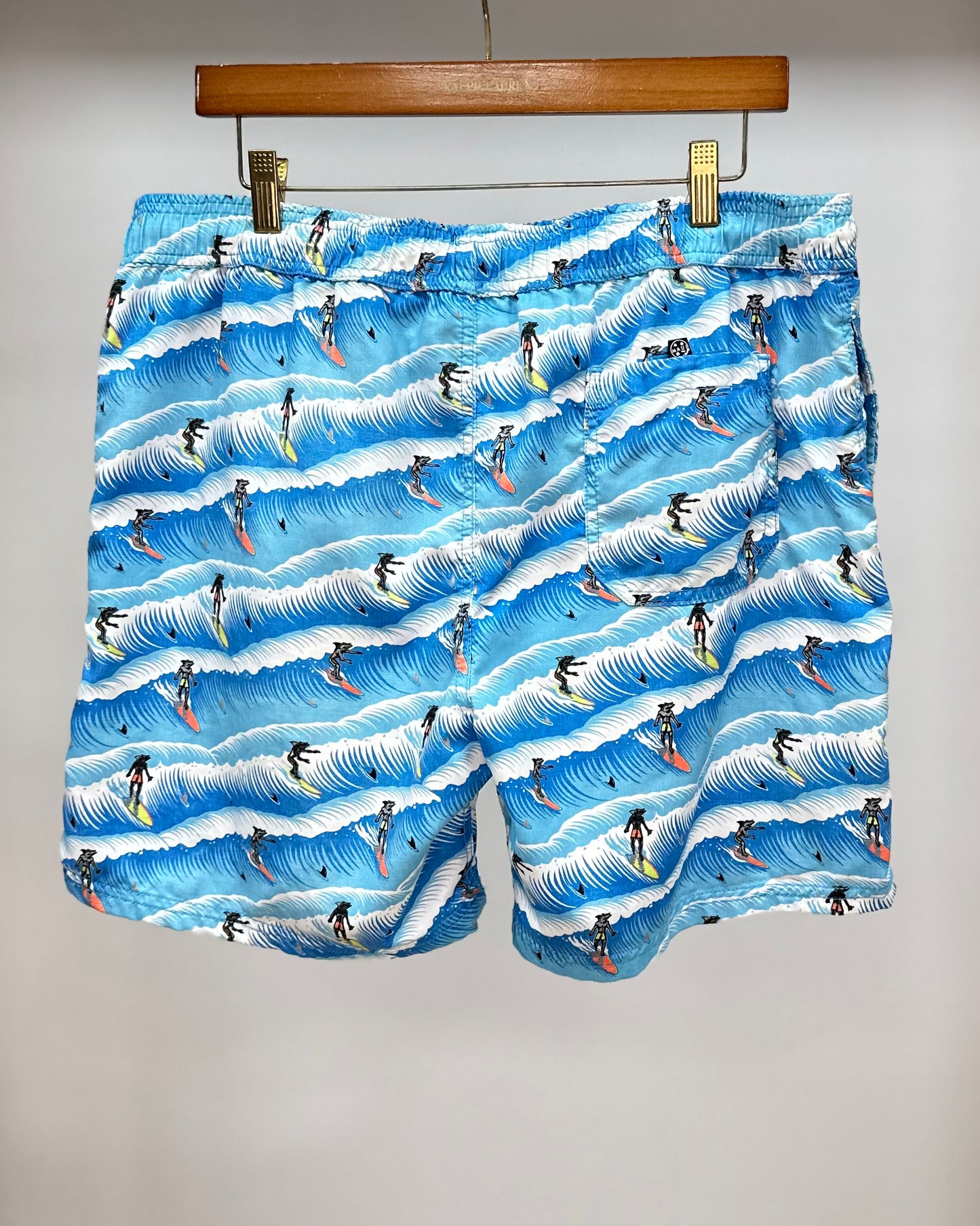 Short de baño Maui and sons 🏄🏽‍♂️ color azul con diseño de surfistas talla L