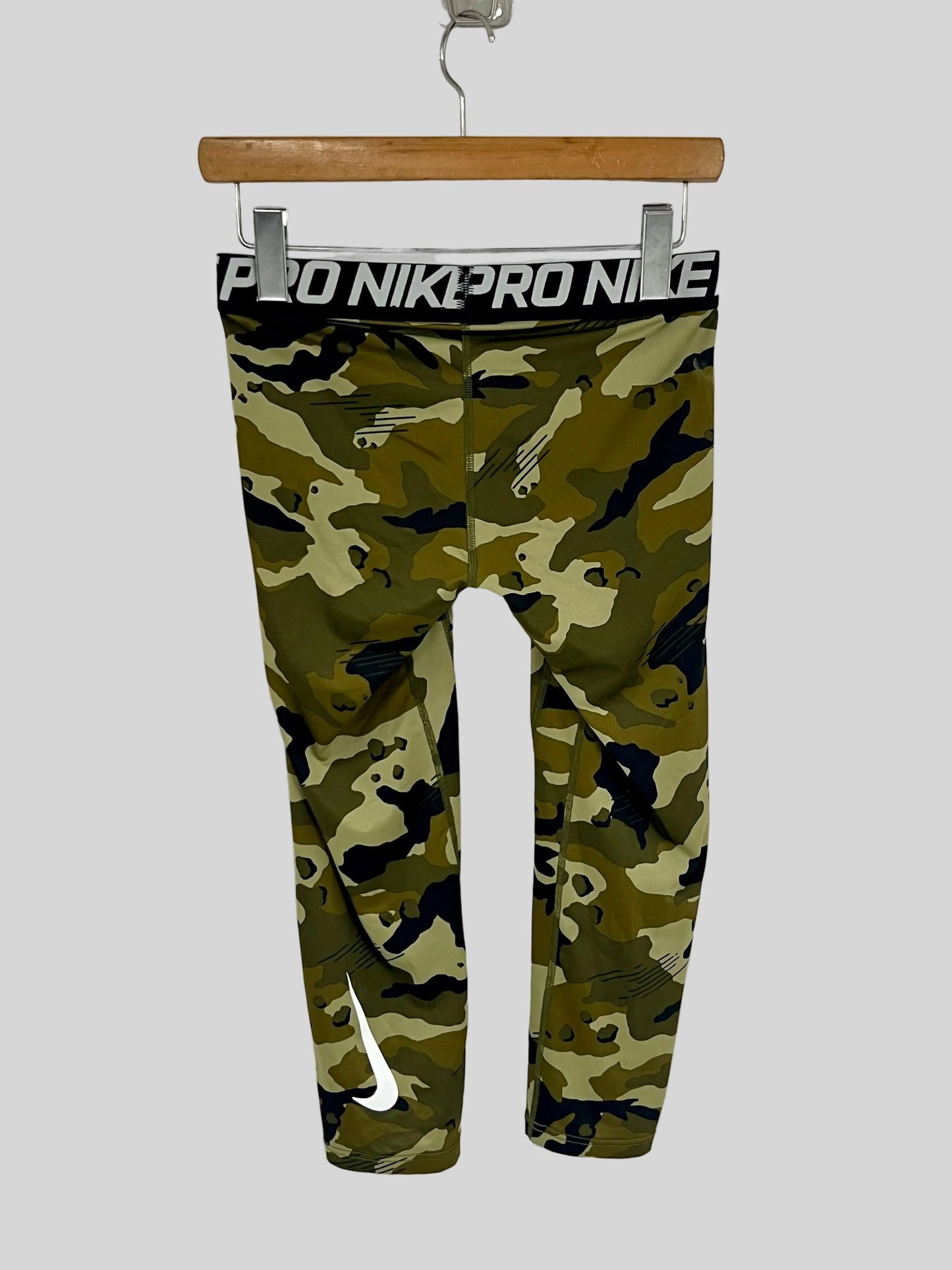 Malla de entrenamiento licra Nike ✔️ Pro HyperCool de 3/4 de largo para hombre De camuflaje en Color verde oliva y negro Talla M