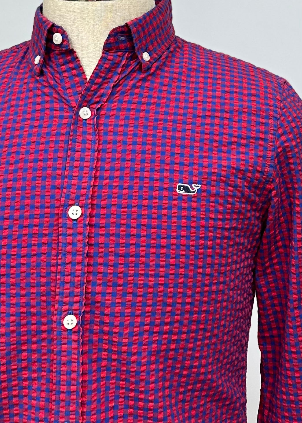 Camisa de botones Vineyard Vines 🐳 Seersucker con patrón de cuadros en color rojo y azul Talla S Entalle Slim Fit