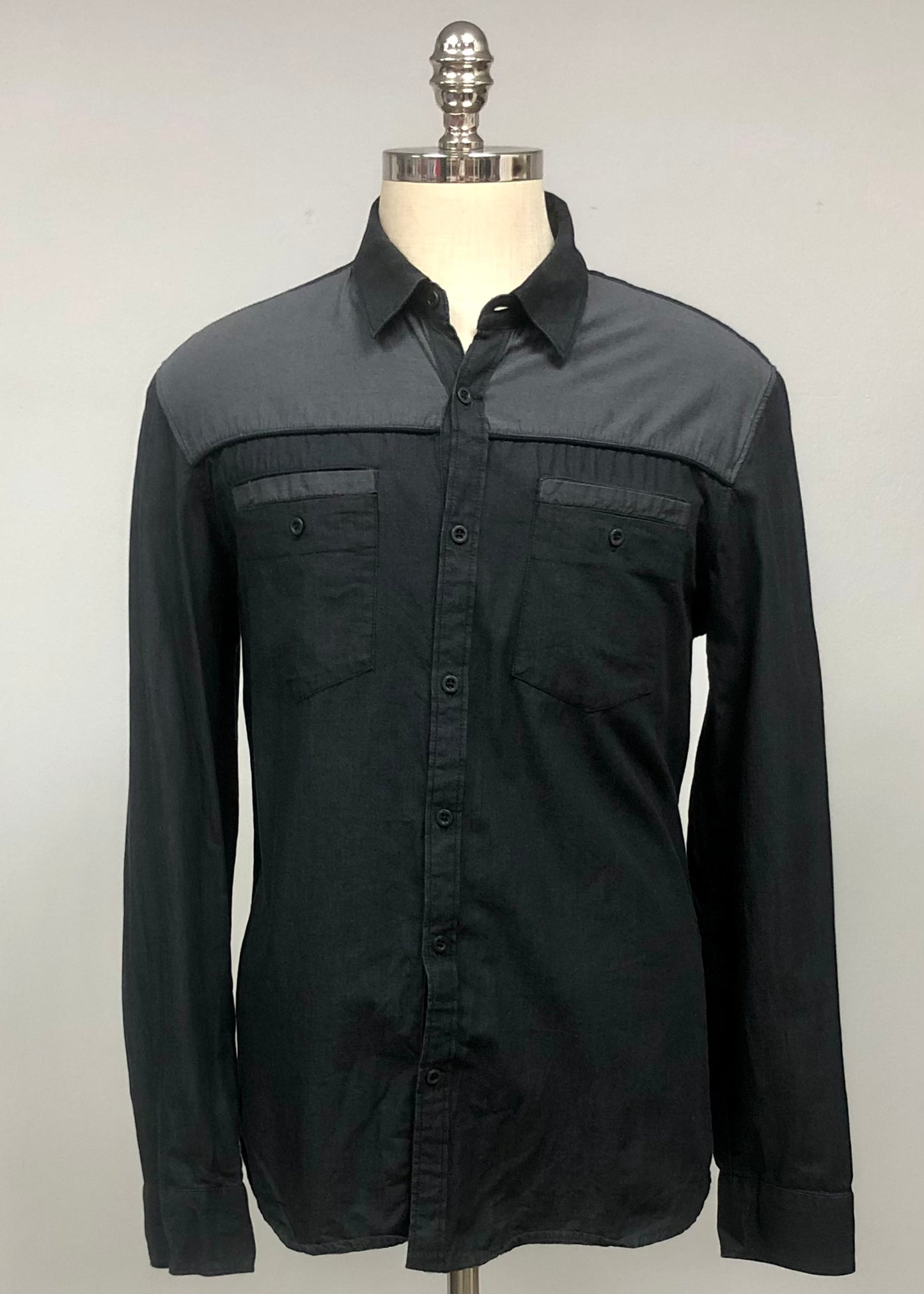 Camisa de botones Guess 🇺🇸 color negro con franjas en color gris Talla L Entalle Regular