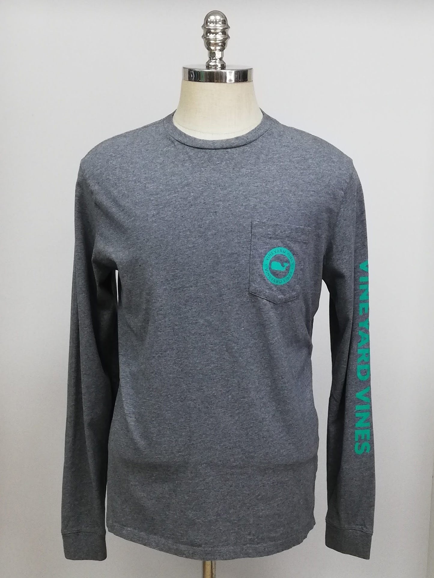 Camiseta de bolsillo Vineyard Vines 🐳 color gris oscuro con Diseño de ballena en turquesa Talla M