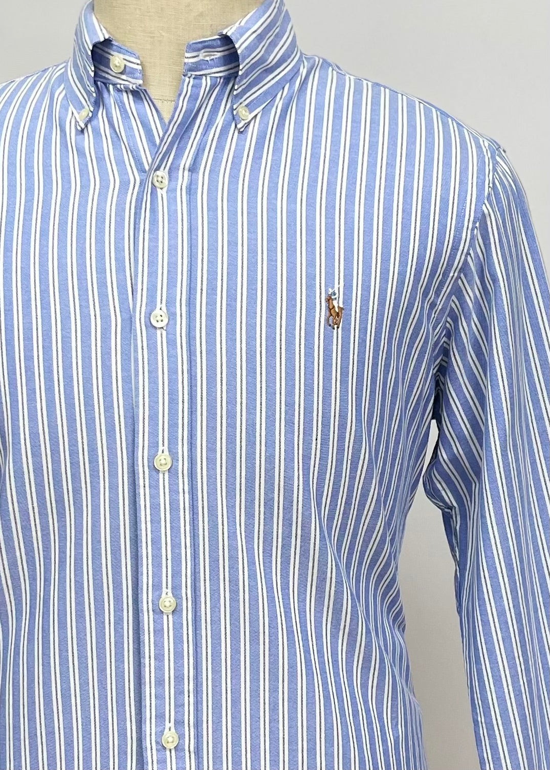 Camisa Polo Ralph Lauren 🏇🏼 Oxford color celeste con rayas en color blanco Talla M Entalle Regular