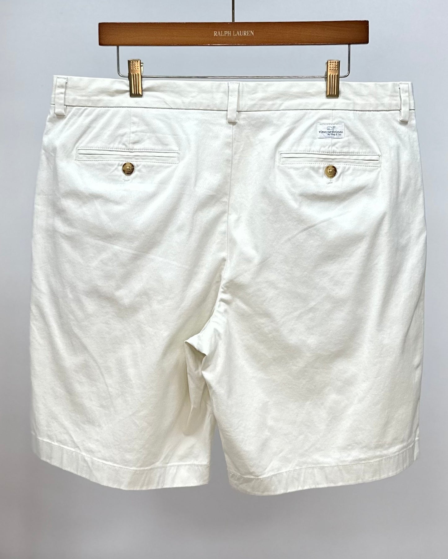 Short Casual Vineyard Vines 🐳 color crema talla 36