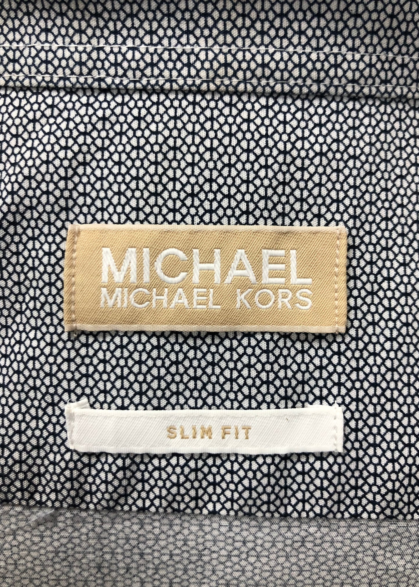 Camisa de botones Michael Kors 🇺🇸 color blanco con diseño en negro Talla M Entalle Slim Fit