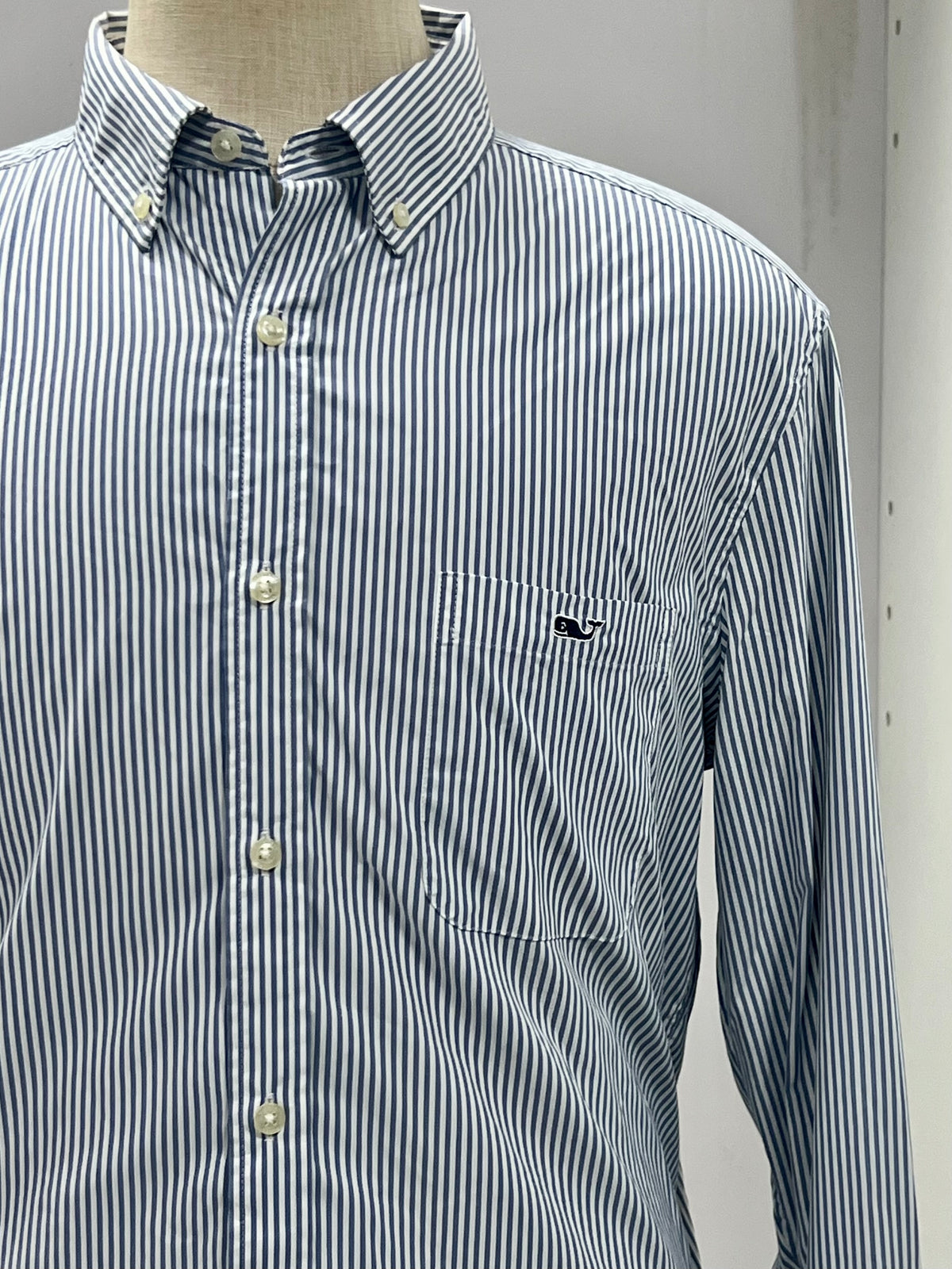 Camisa de botones Vineyard Vines 🐳 Performance de rayas en color azul y blanco Talla L Entalle Regular