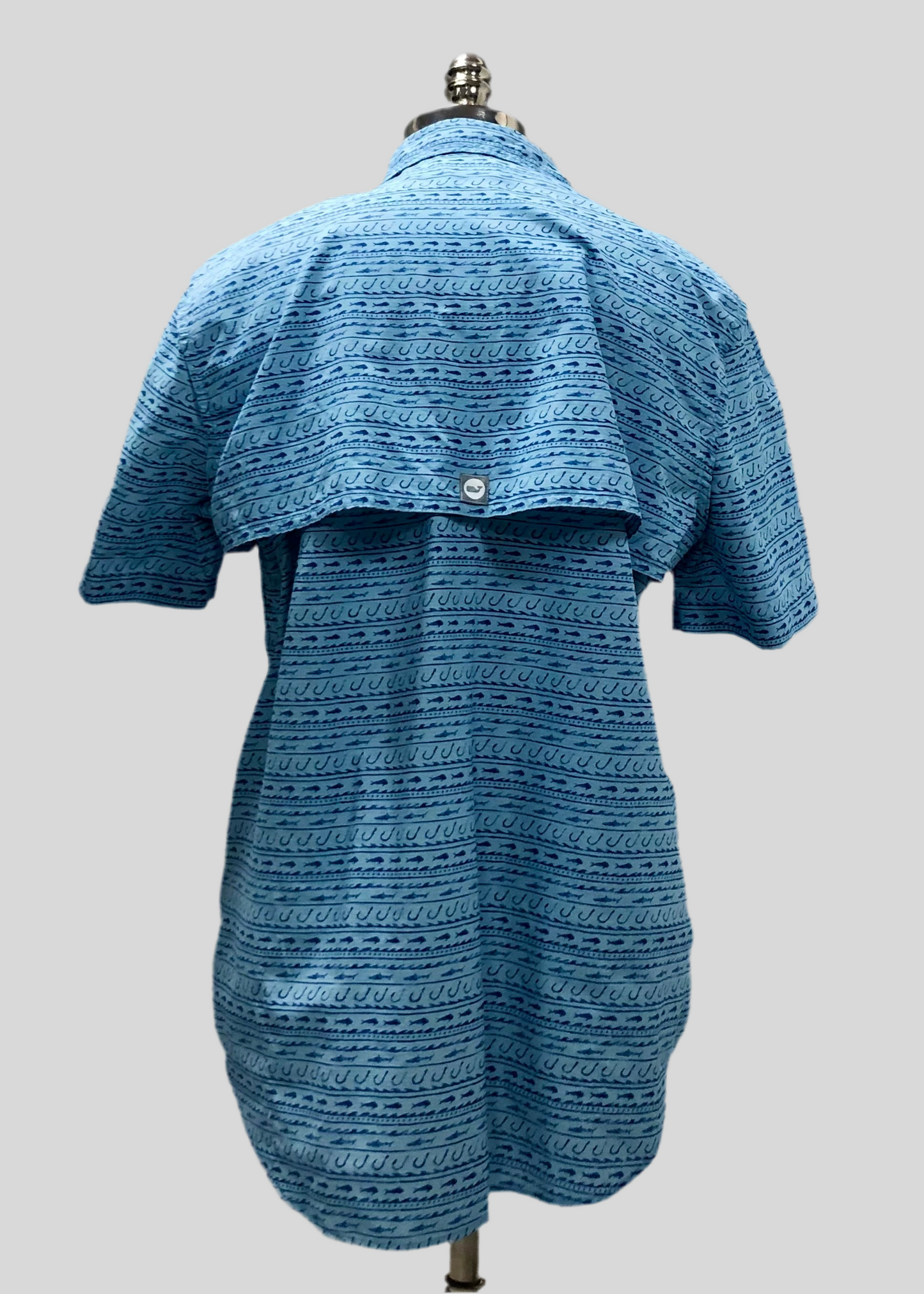 Camisa Vineyard Vines 🐳 Modelo Harbor Color celeste con diseño de pesca en color azul Talla M Entalle regular