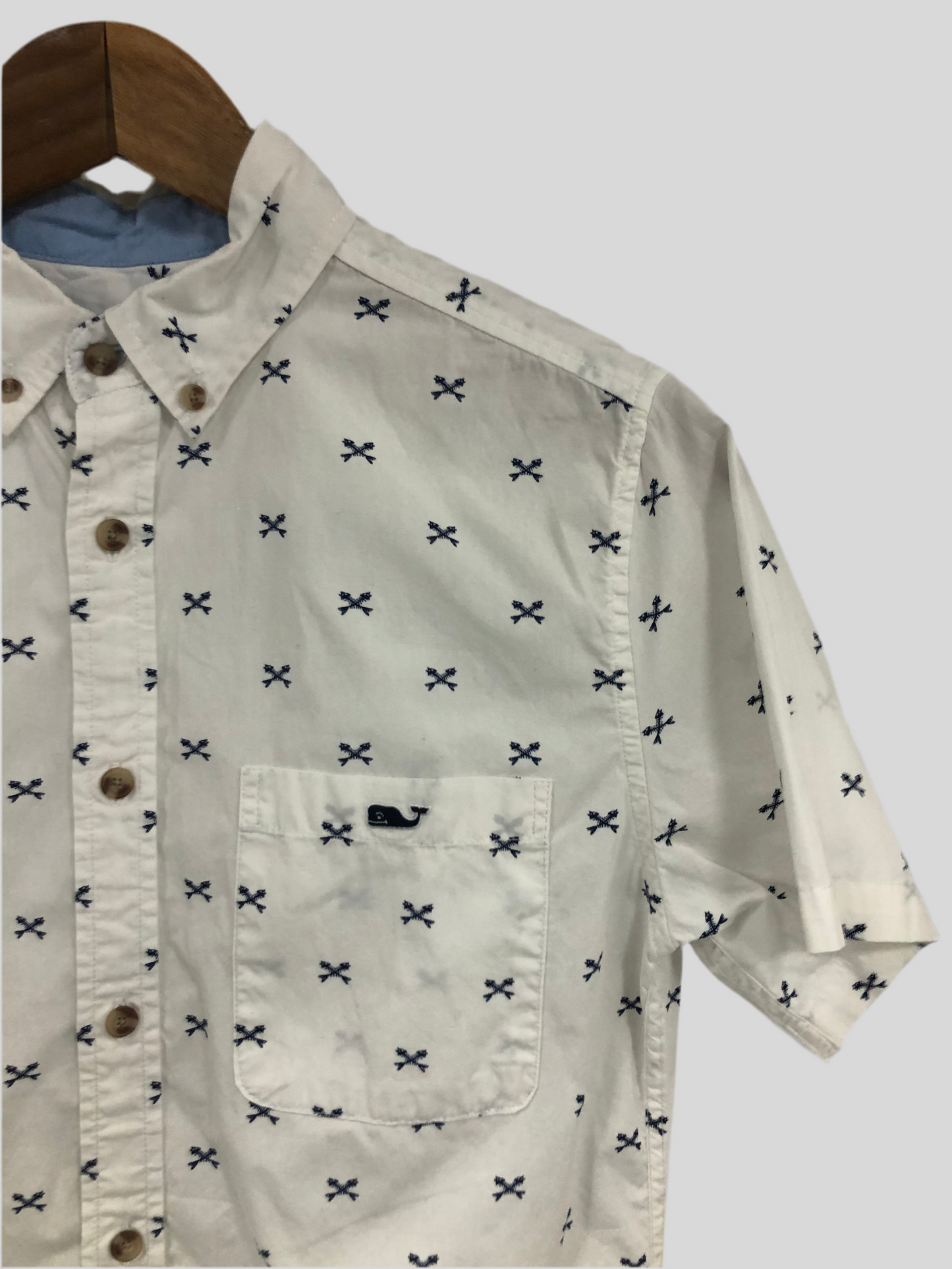 Camisa de botones Vineyard Vines 🐳 color blanco con diseño de X en color azul navy Talla S Entalle Regular