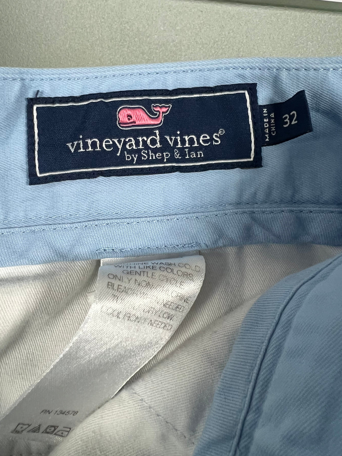 Short Casual Vineyard Vines 🐳 color celeste talla 32