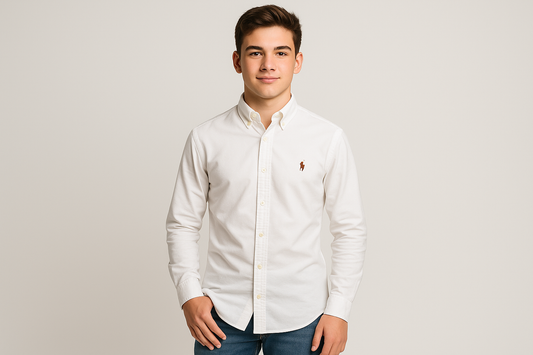 Adolescente de 16 años modelando camisa Polo Ralph Lauren blanca