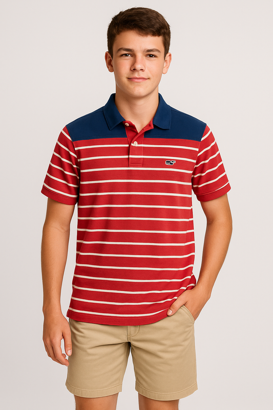 Adolescente de 16 años modelando polo Vineyard Vines rojo con rayas