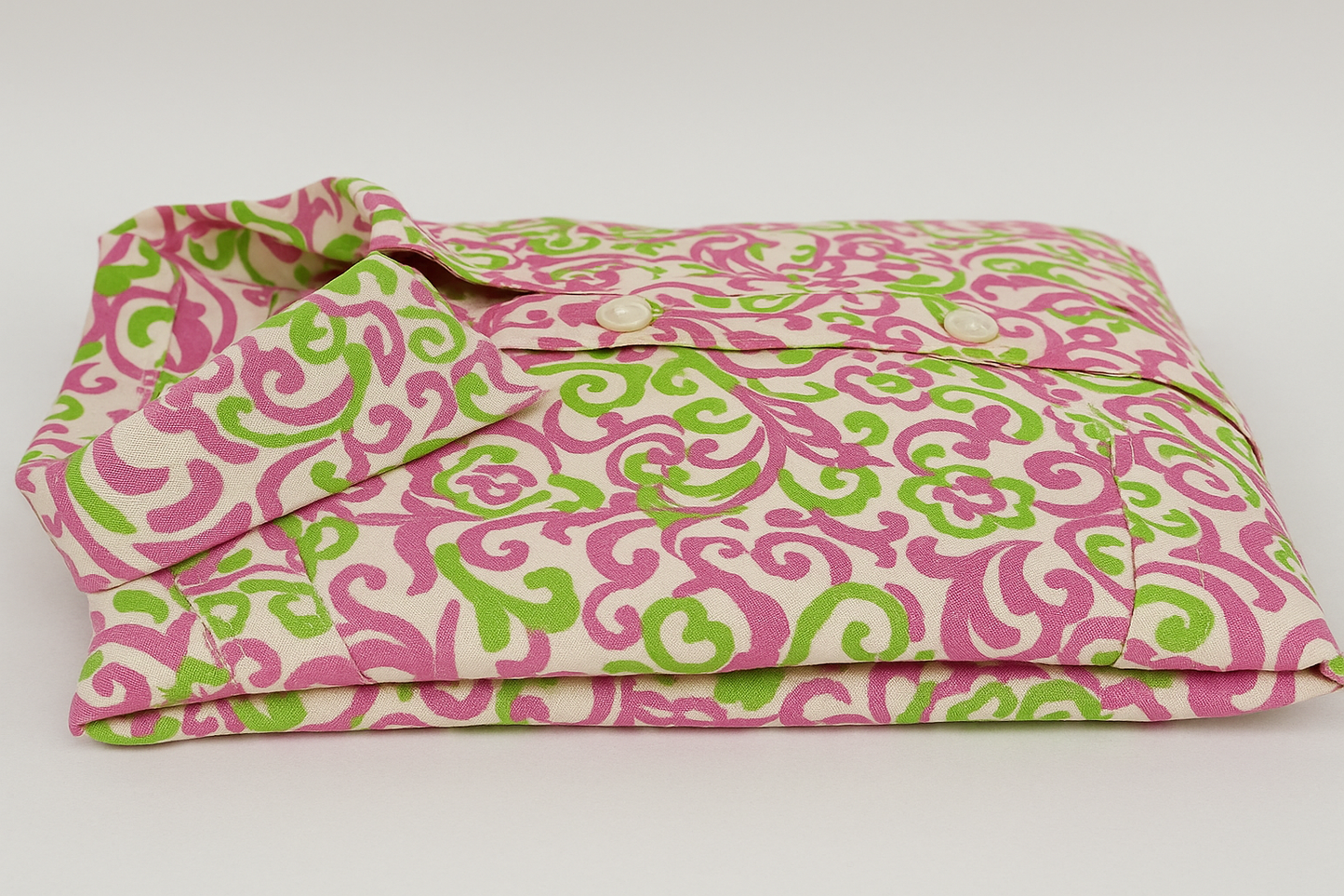 Blusa paisley rosa y verde doblada vista lateral