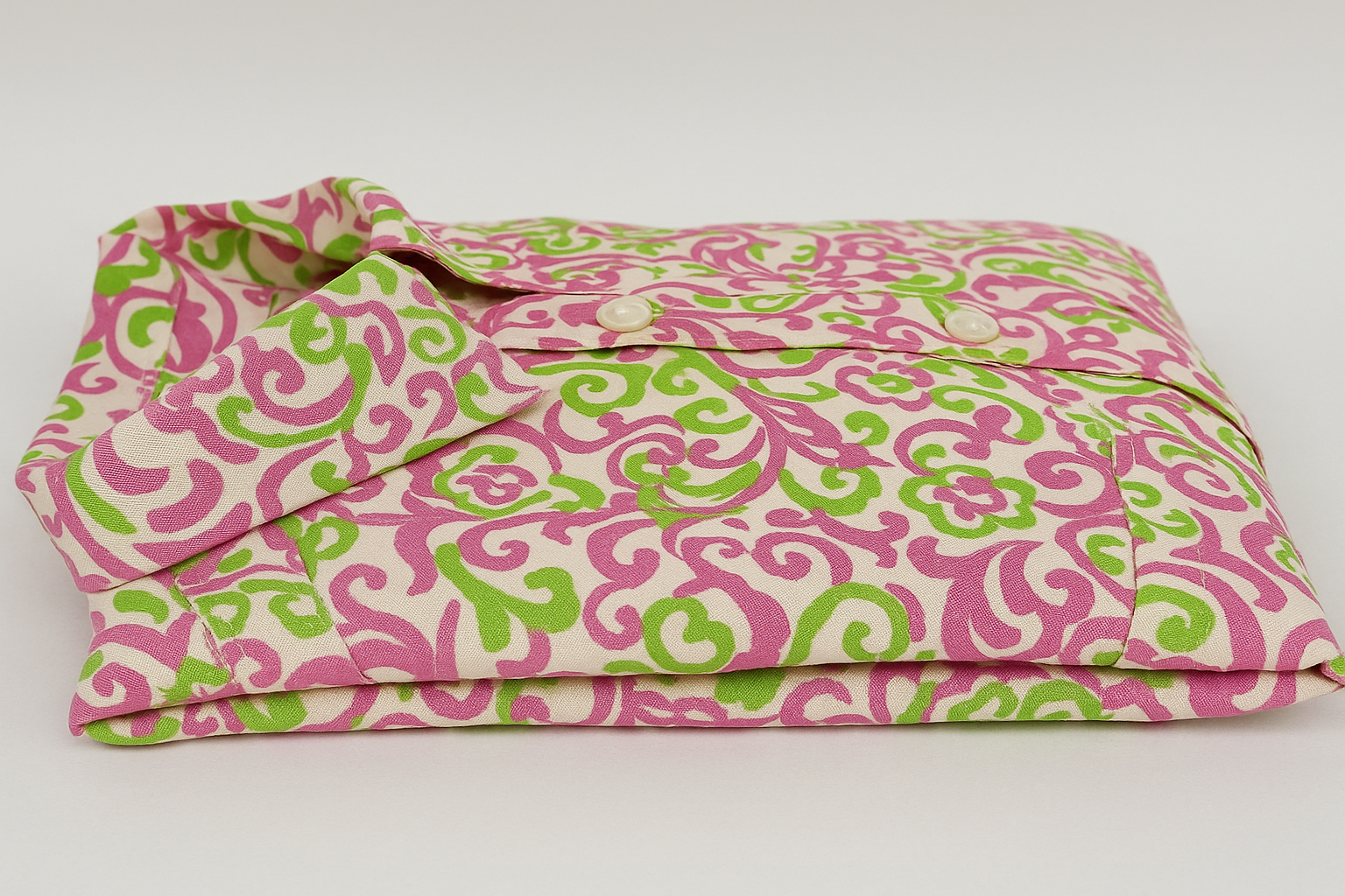 Blusa paisley rosa y verde doblada vista lateral