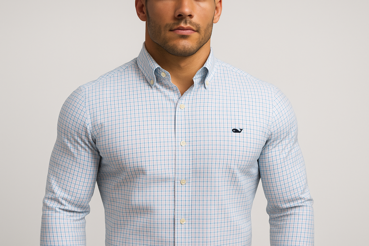 Camisa a cuadros azul claro y blanco con modelo atlético