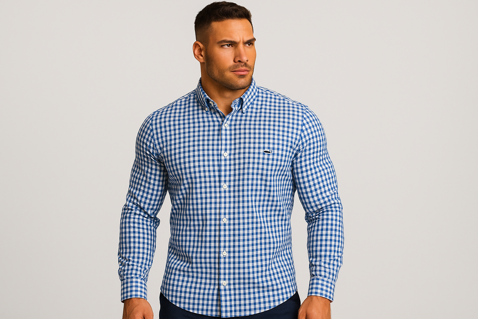 Camisa a cuadros azules y blancos con modelo atlético