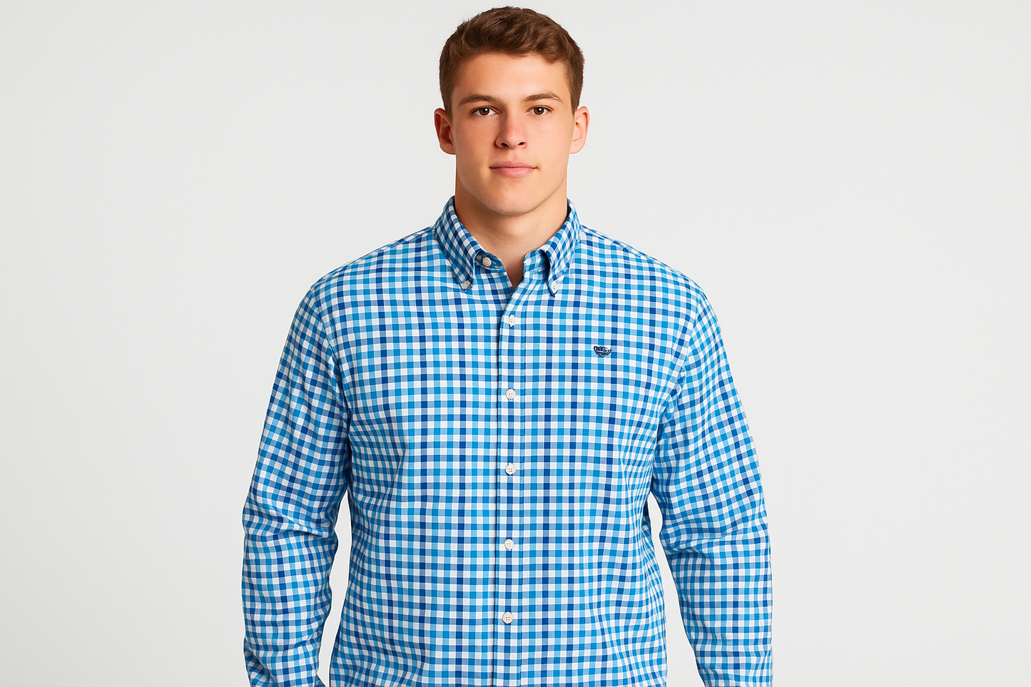 Camisa a cuadros azules y blancos con modelo joven atlético