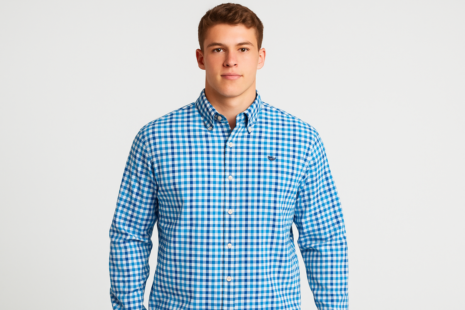 Camisa a cuadros azules y blancos con modelo joven atlético