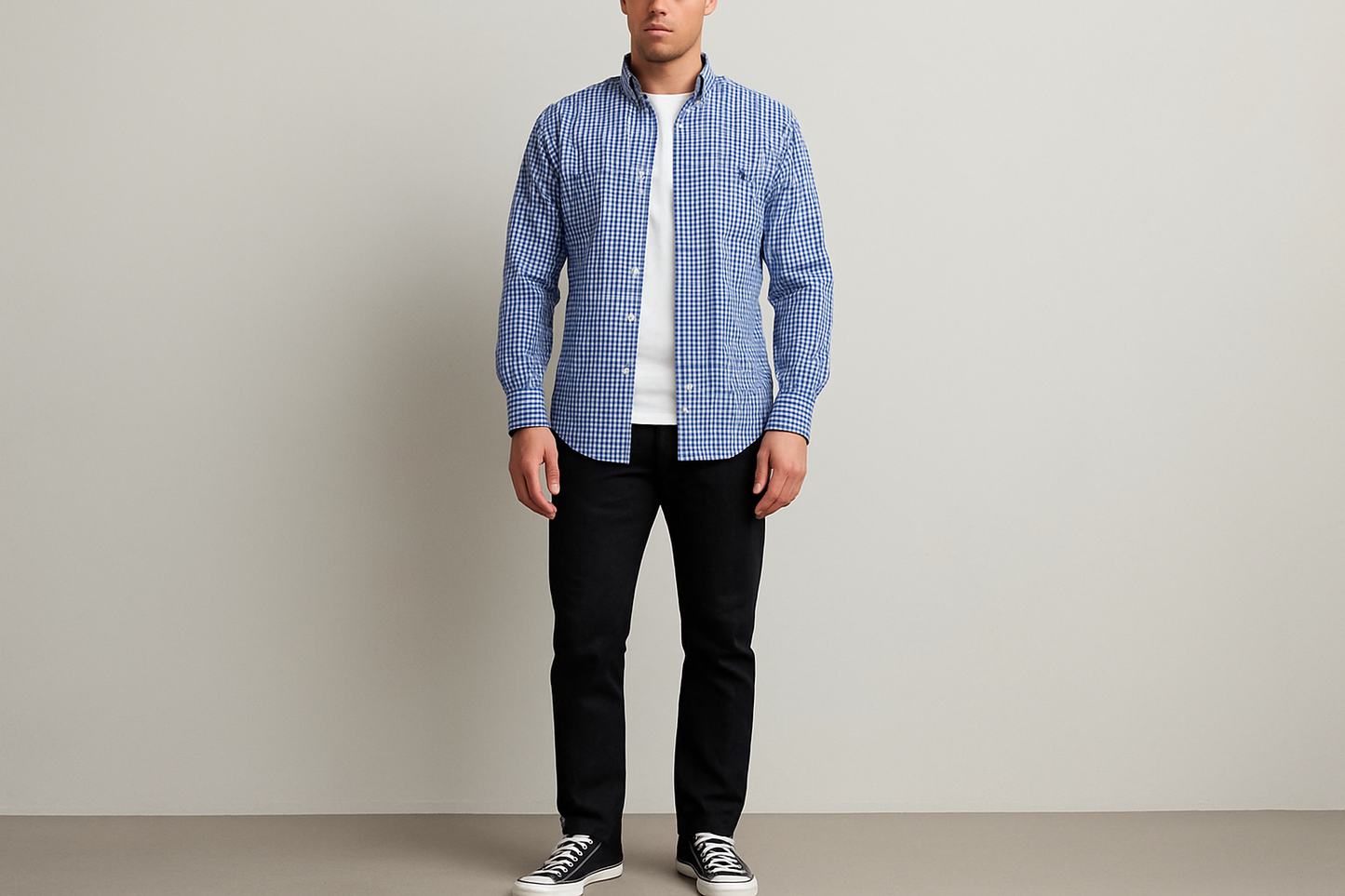 Camisa a cuadros sobre camiseta con jeans negros