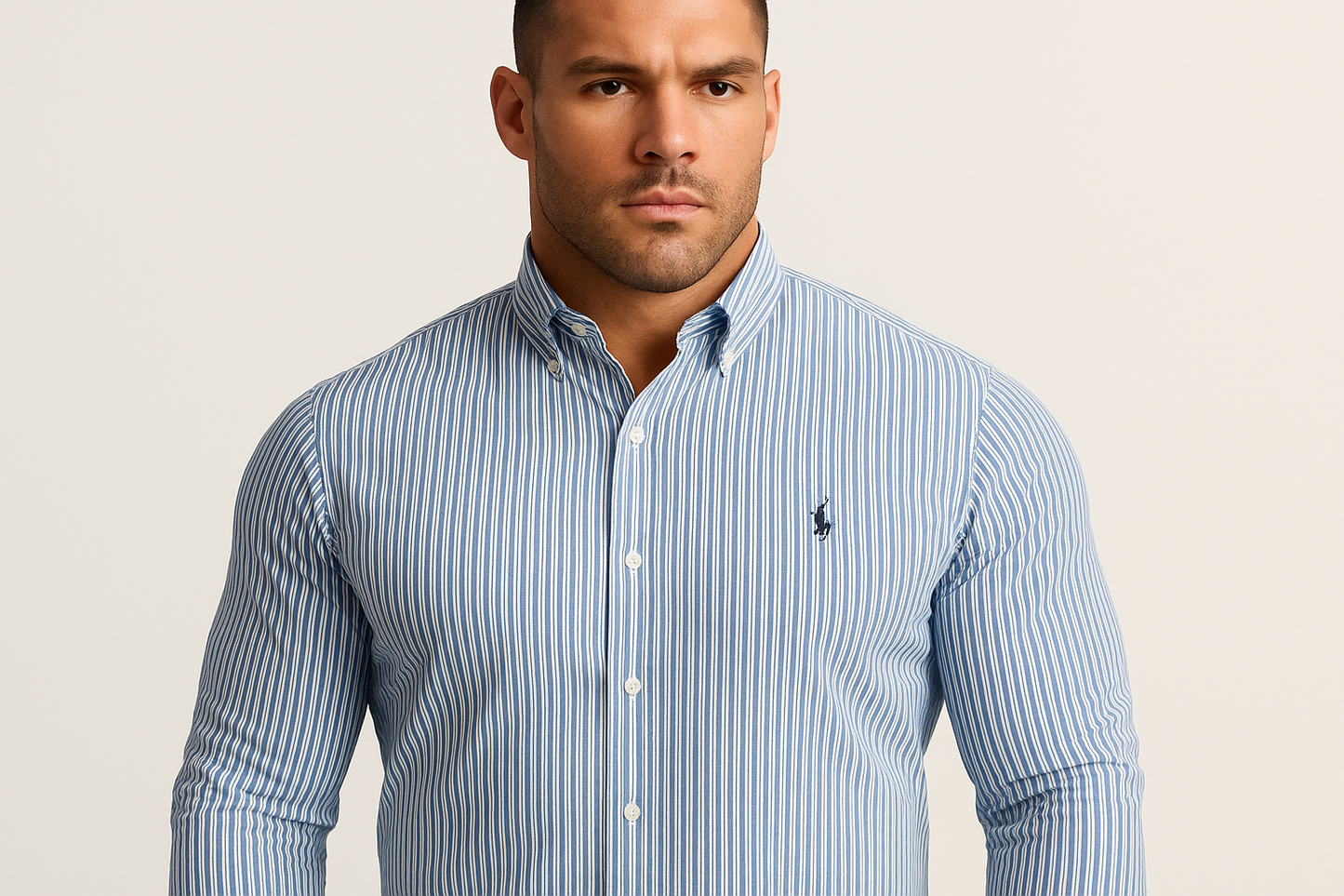 Camisa a rayas azules y blancas con modelo atlético