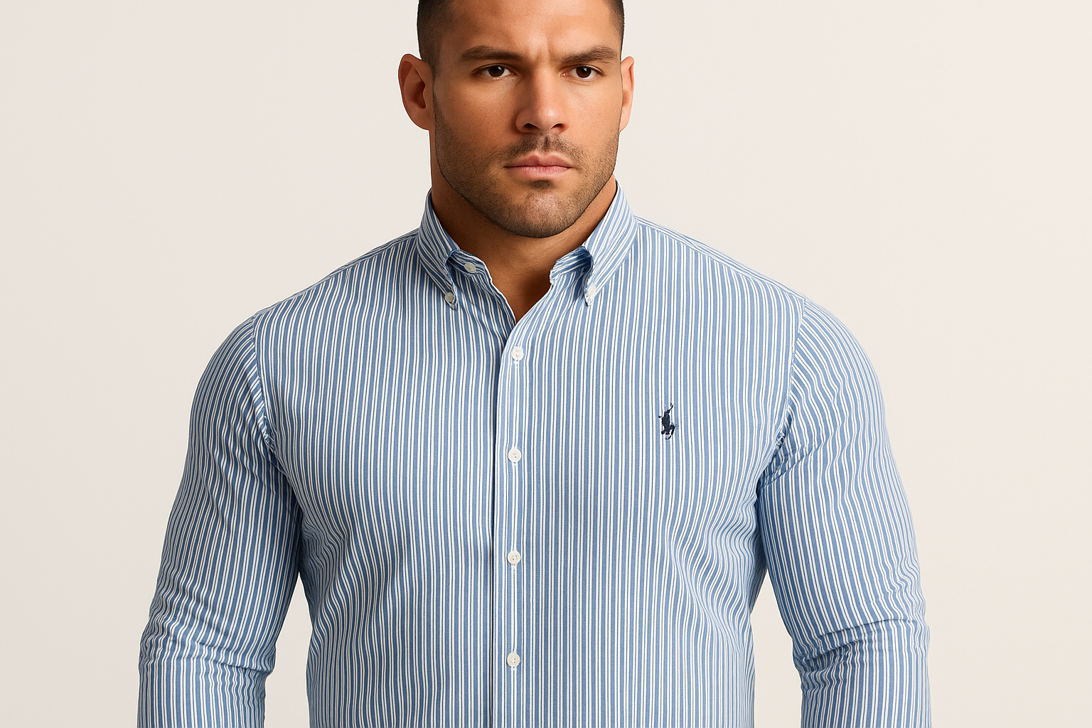Camisa a rayas azules y blancas con modelo atlético