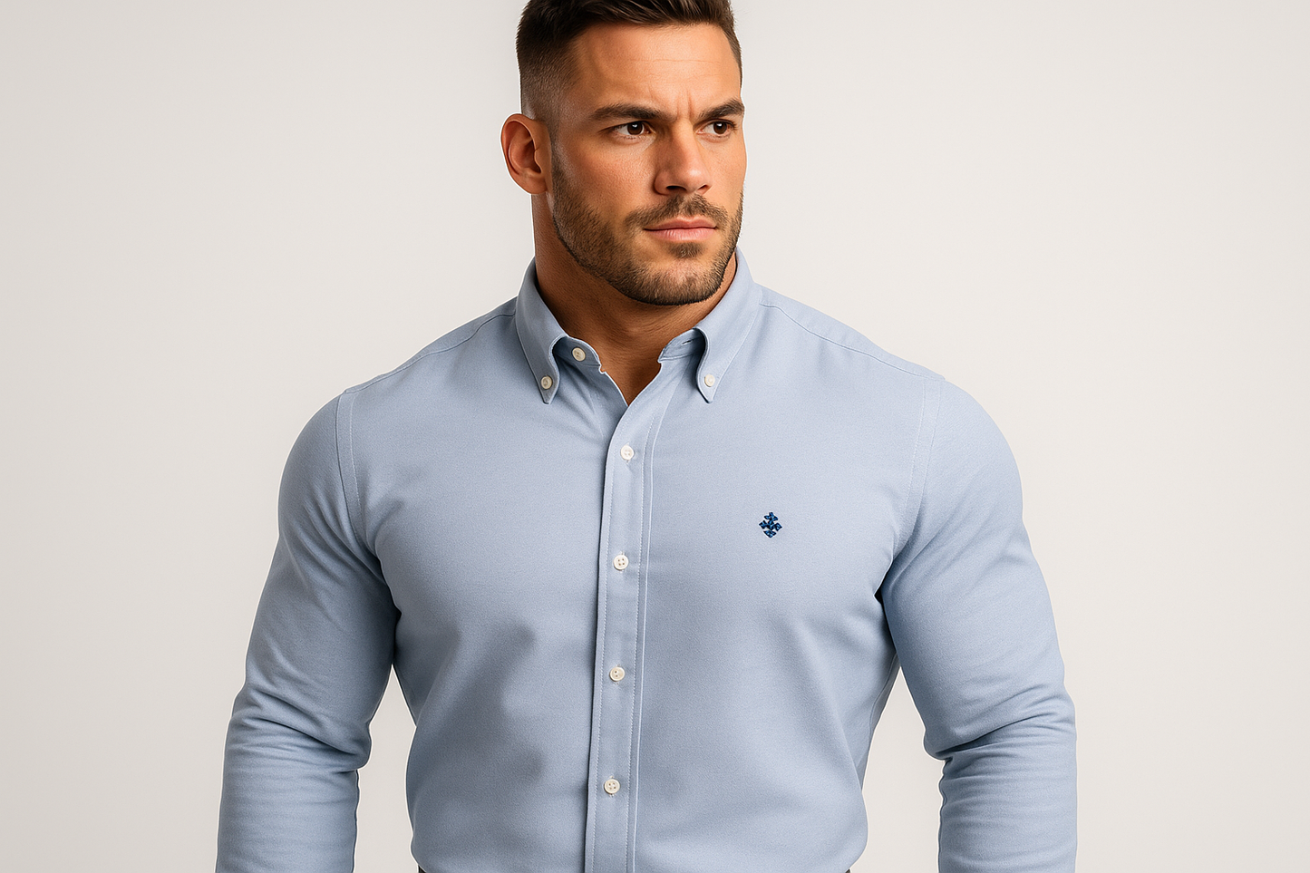 Camisa azul claro con modelo atlético