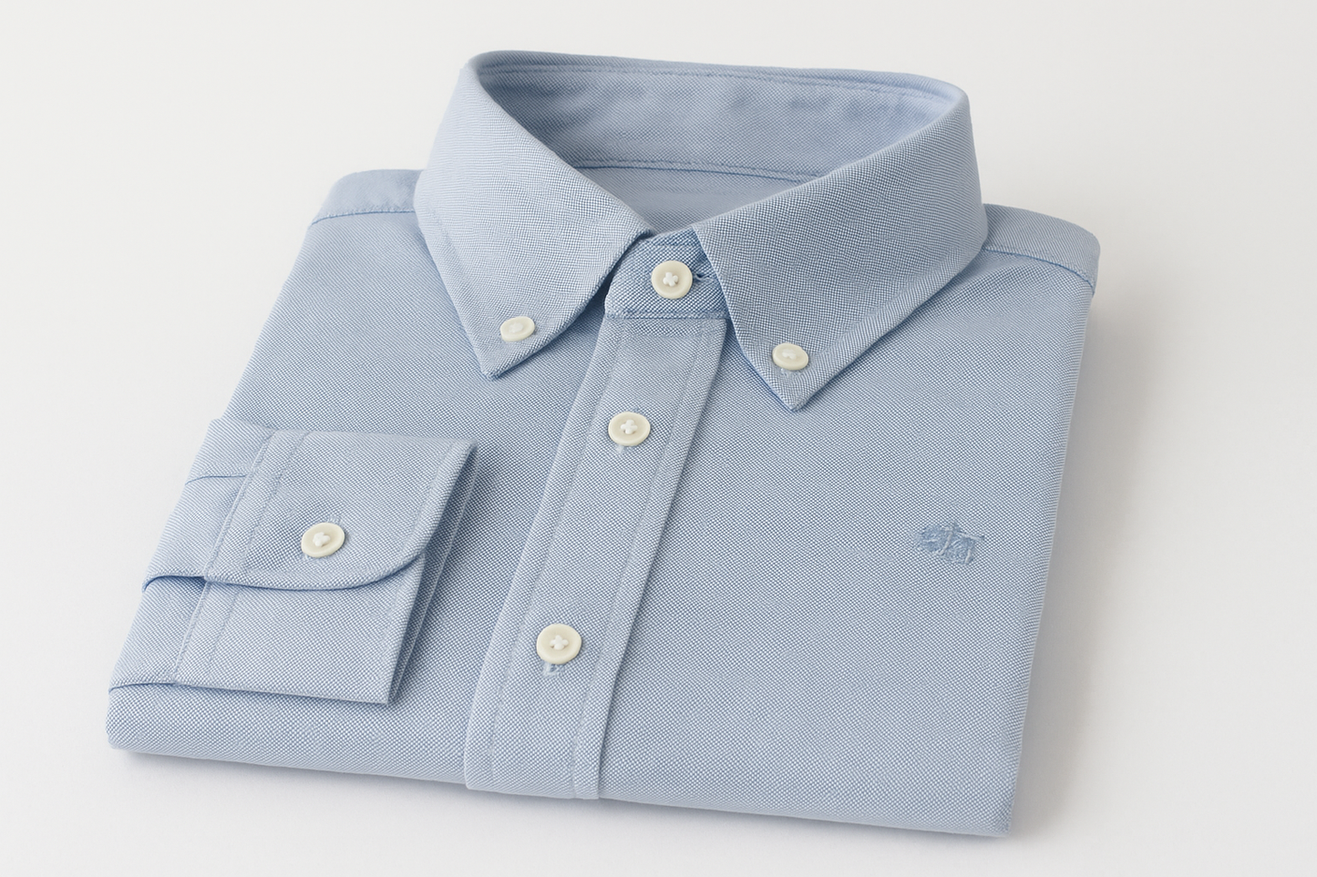 Camisa azul claro para mujer doblada vista lateral