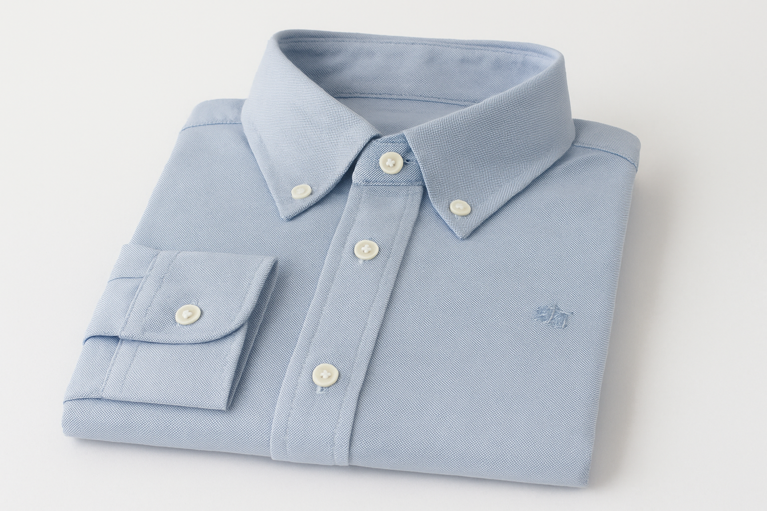 Camisa azul claro para mujer doblada vista lateral