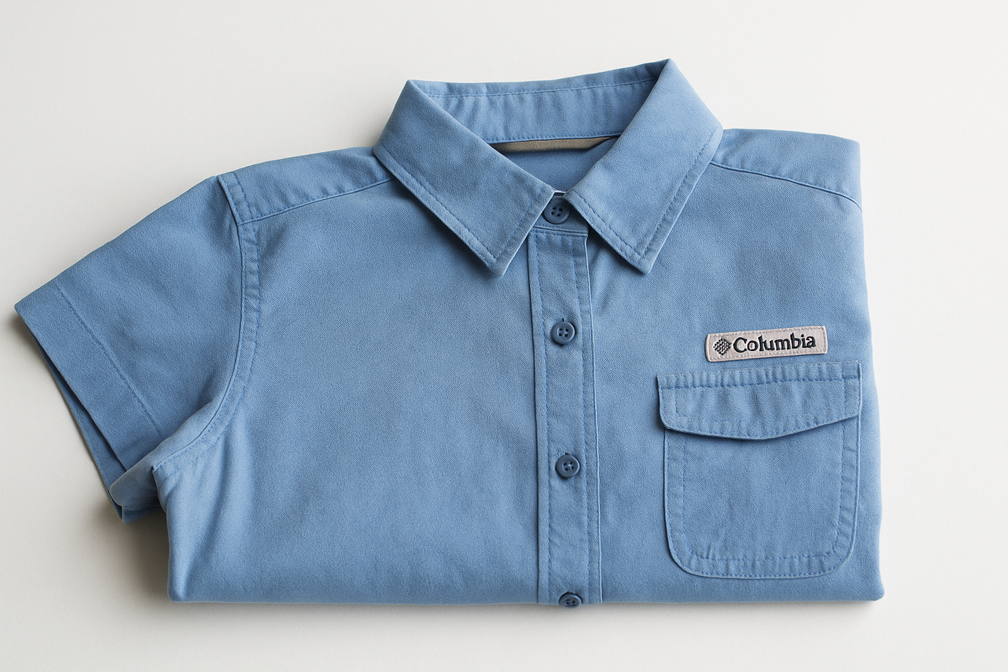 Camisa azul Columbia de manga corta doblada vista lateral