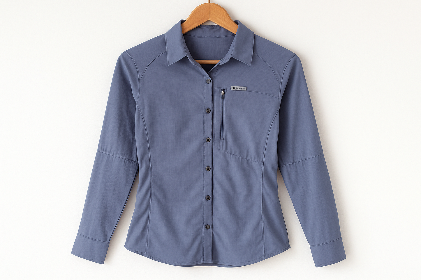 Camisa azul grisáceo para mujer en gancho