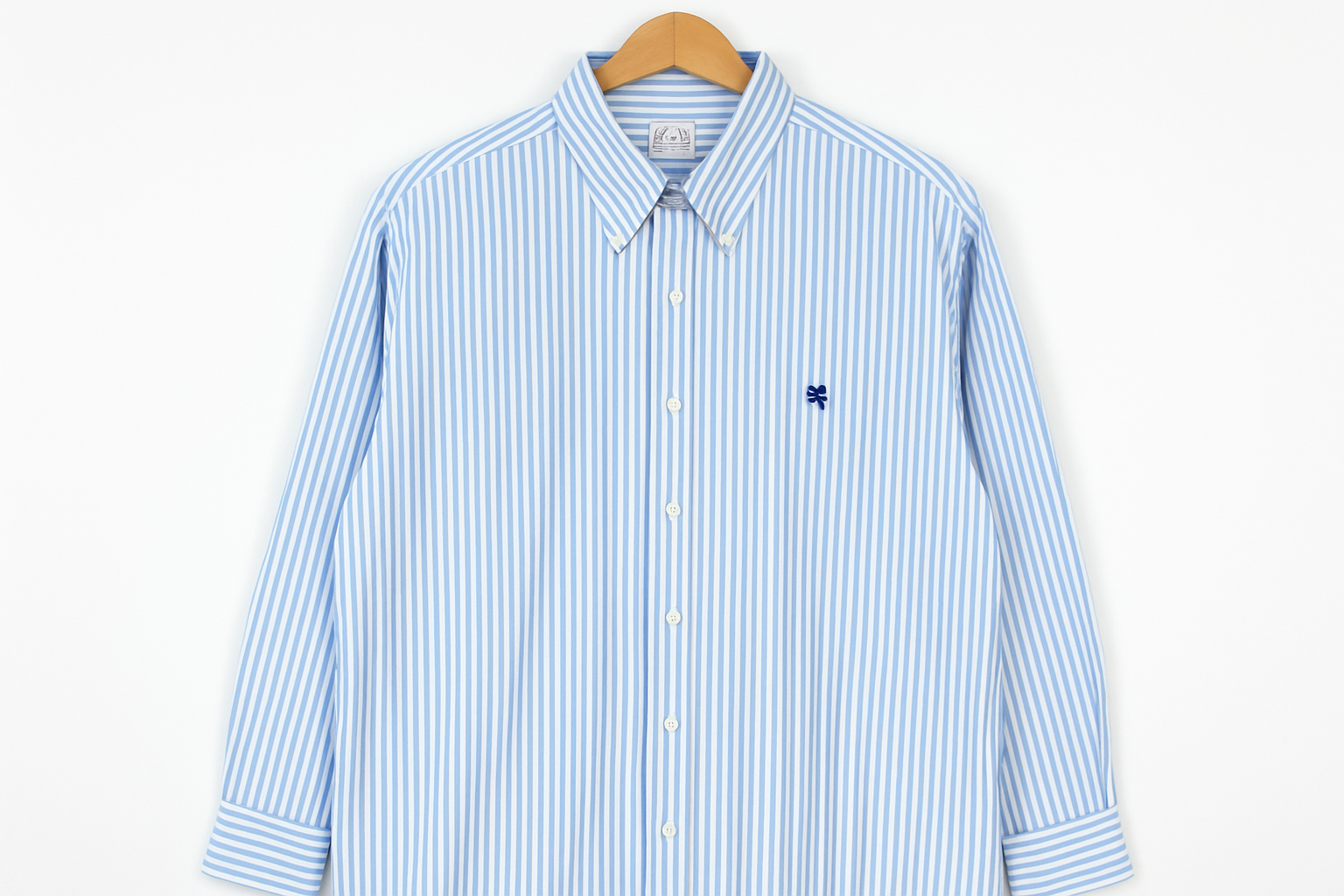 Camisa Brooks Brothers colgada en percha