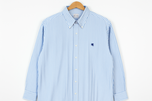 Camisa Brooks Brothers colgada en percha