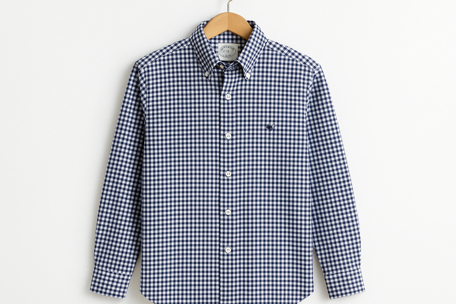 Camisa Brooks Brothers con patrón gingham y logo pequeño de oveja colgada en percha