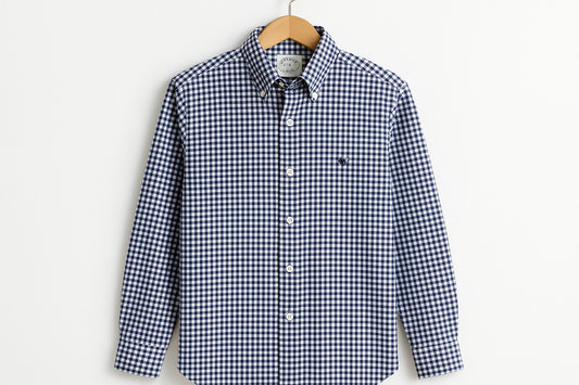 Camisa Brooks Brothers con patrón gingham y logo pequeño de oveja colgada en percha