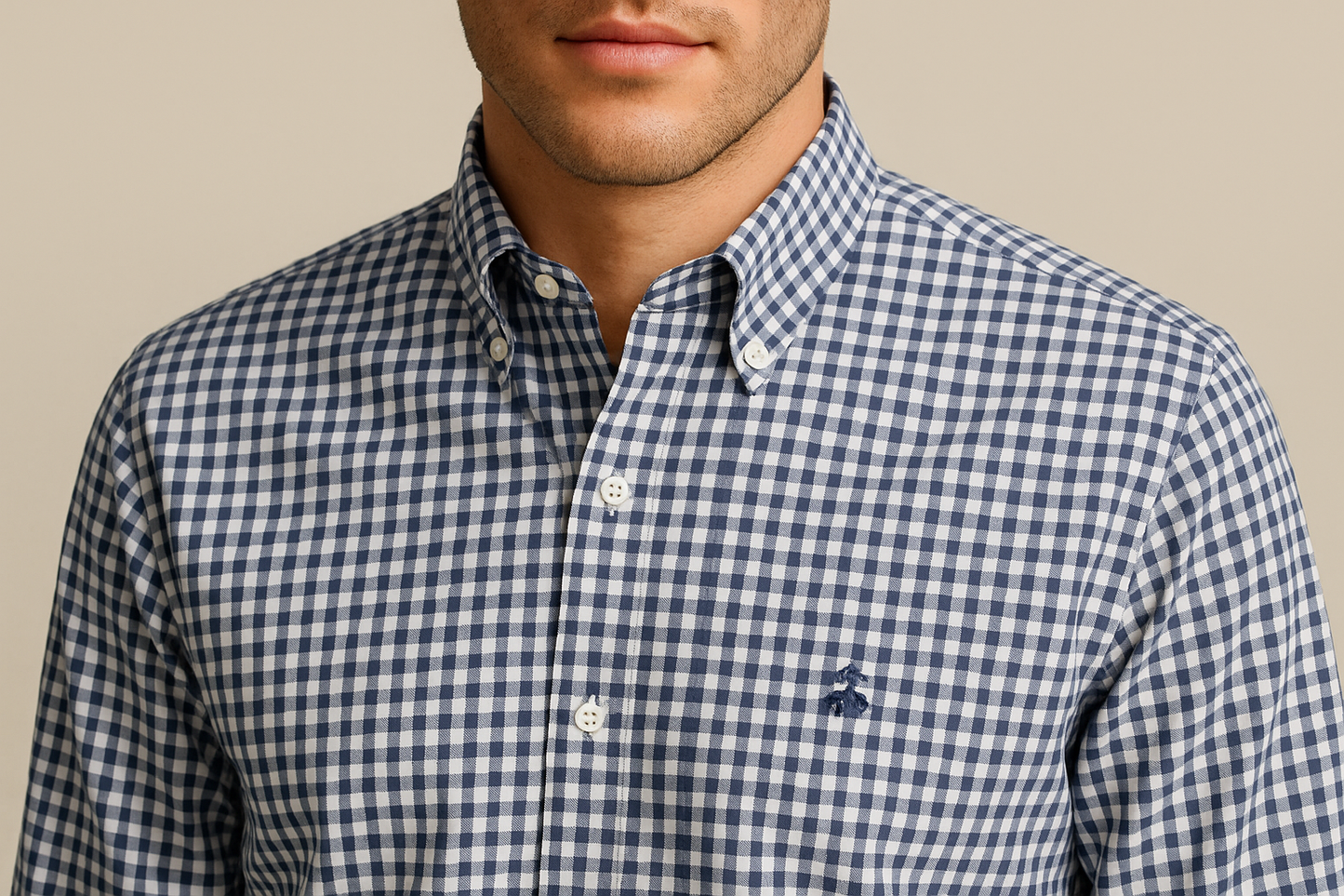 Camisa Brooks Brothers con patrón gingham y logo pequeño de oveja siendo usada por un modelo
