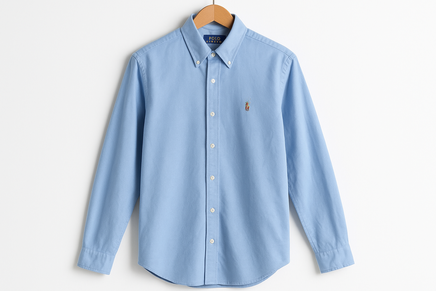 Camisa celeste en percha